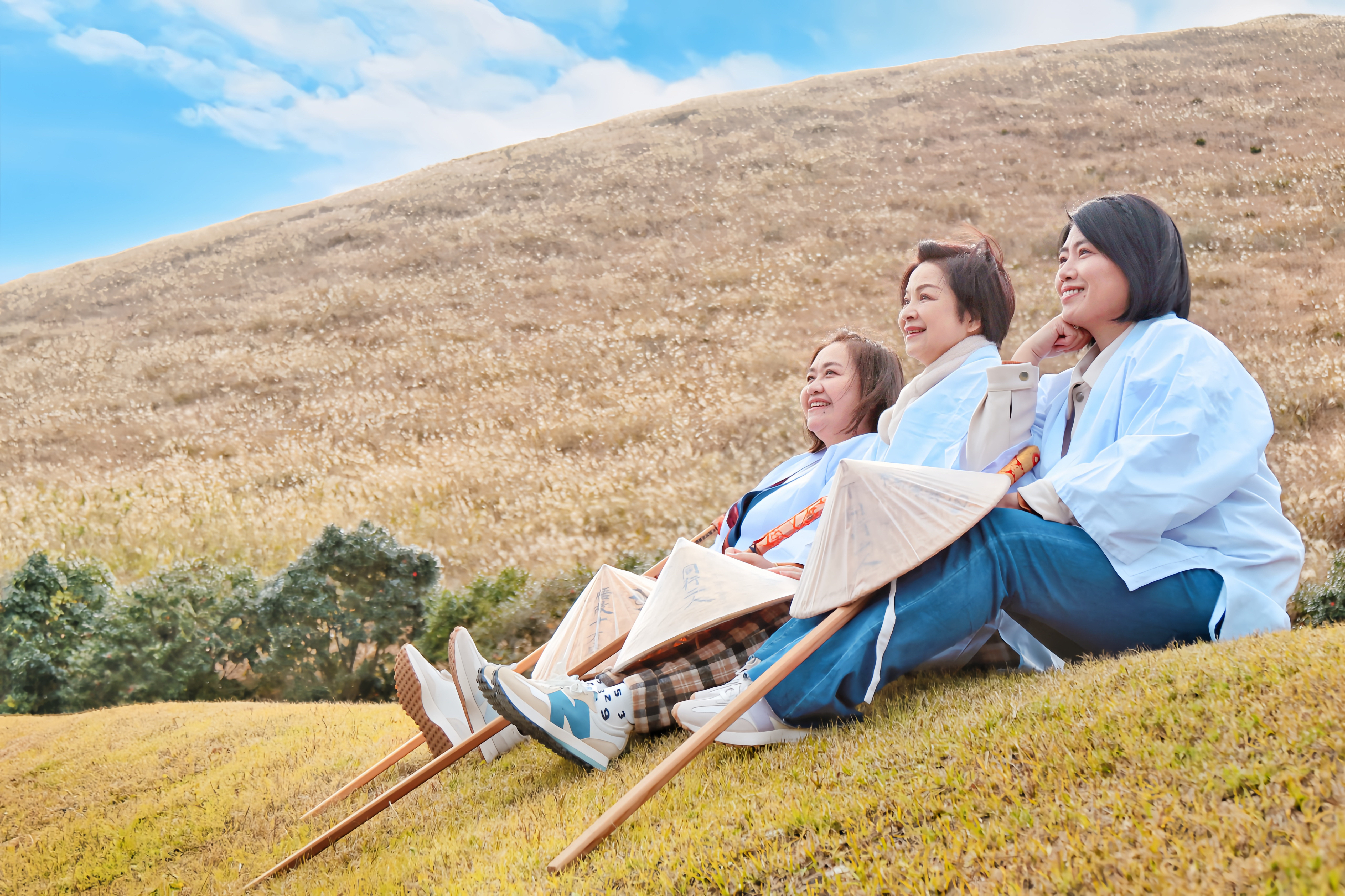 鍾欣凌（左起）、楊貴媚、嚴藝文為了《老少女奇遇記2》到日本高知出外景。（齊石娛樂提供）