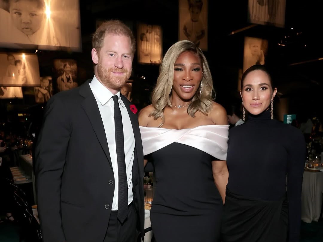 哈利王子（左起）、小威廉斯、梅根在Baby2Baby慈善晚宴同框。（翻攝baby2baby IG）