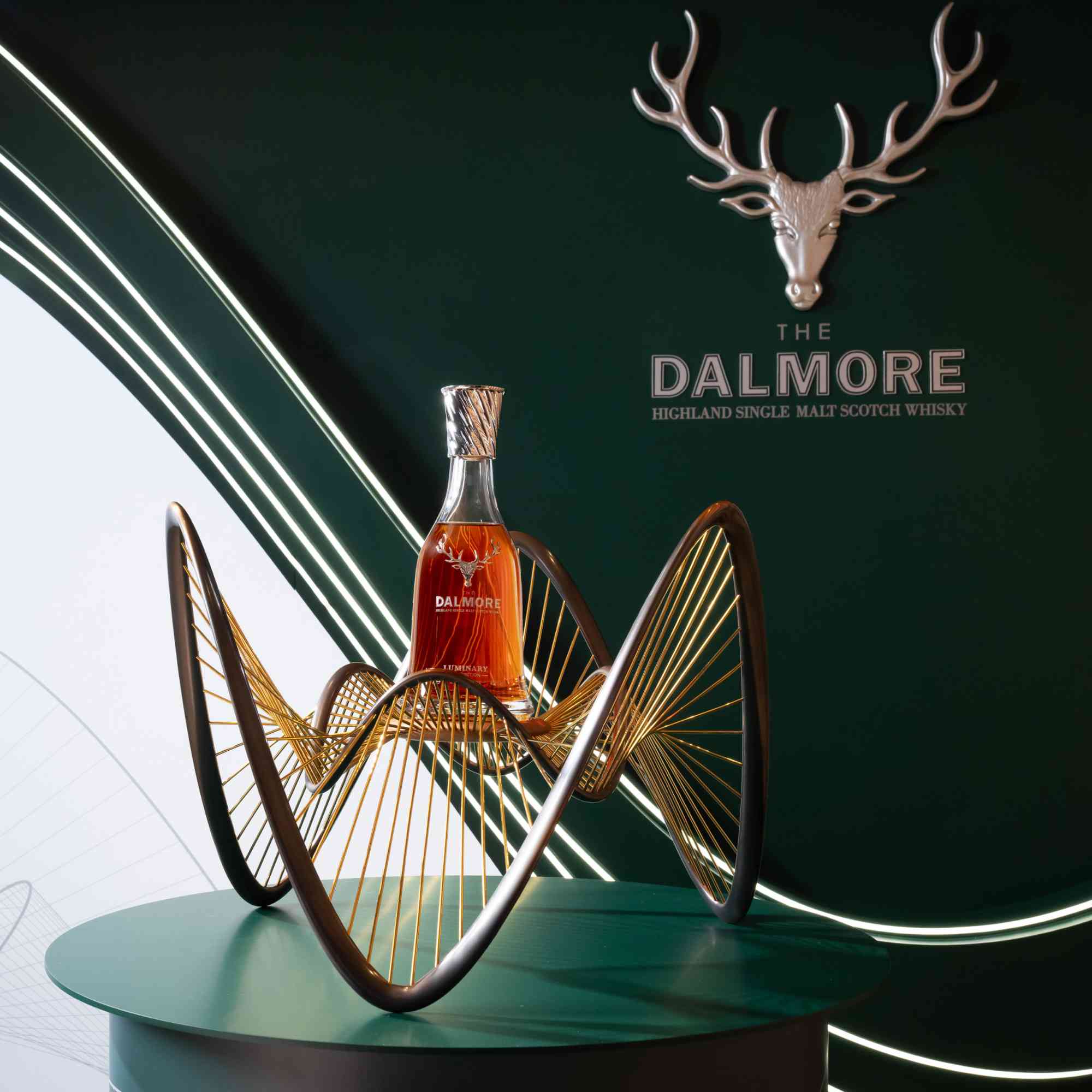 「大摩築光大師系列 No.3 珍稀52年單一麥芽蘇格蘭威士忌」及其獨一無二的青銅雕塑展示座，體現時間與空間、威士忌與建築工藝的平衡與張力，為當代美學再上巔峰。
