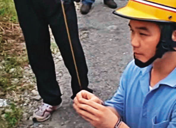 張鈞傑在鯉魚潭水庫附近的棄屍現場，下跪焚香祈求死者原諒。（翻攝東森新聞）