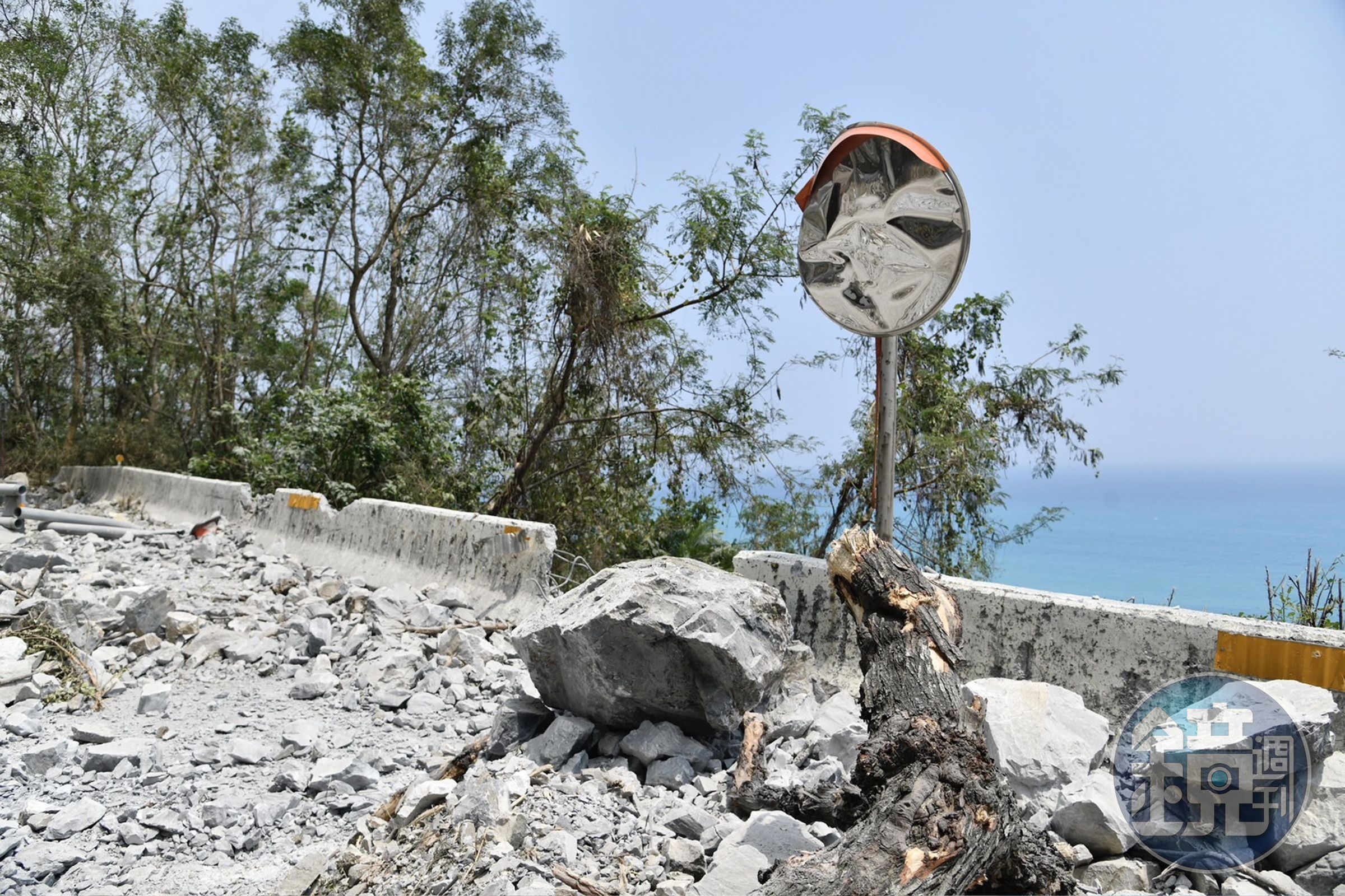 花蓮發生7.2強震,匯德隧道附近道路毀壞。
