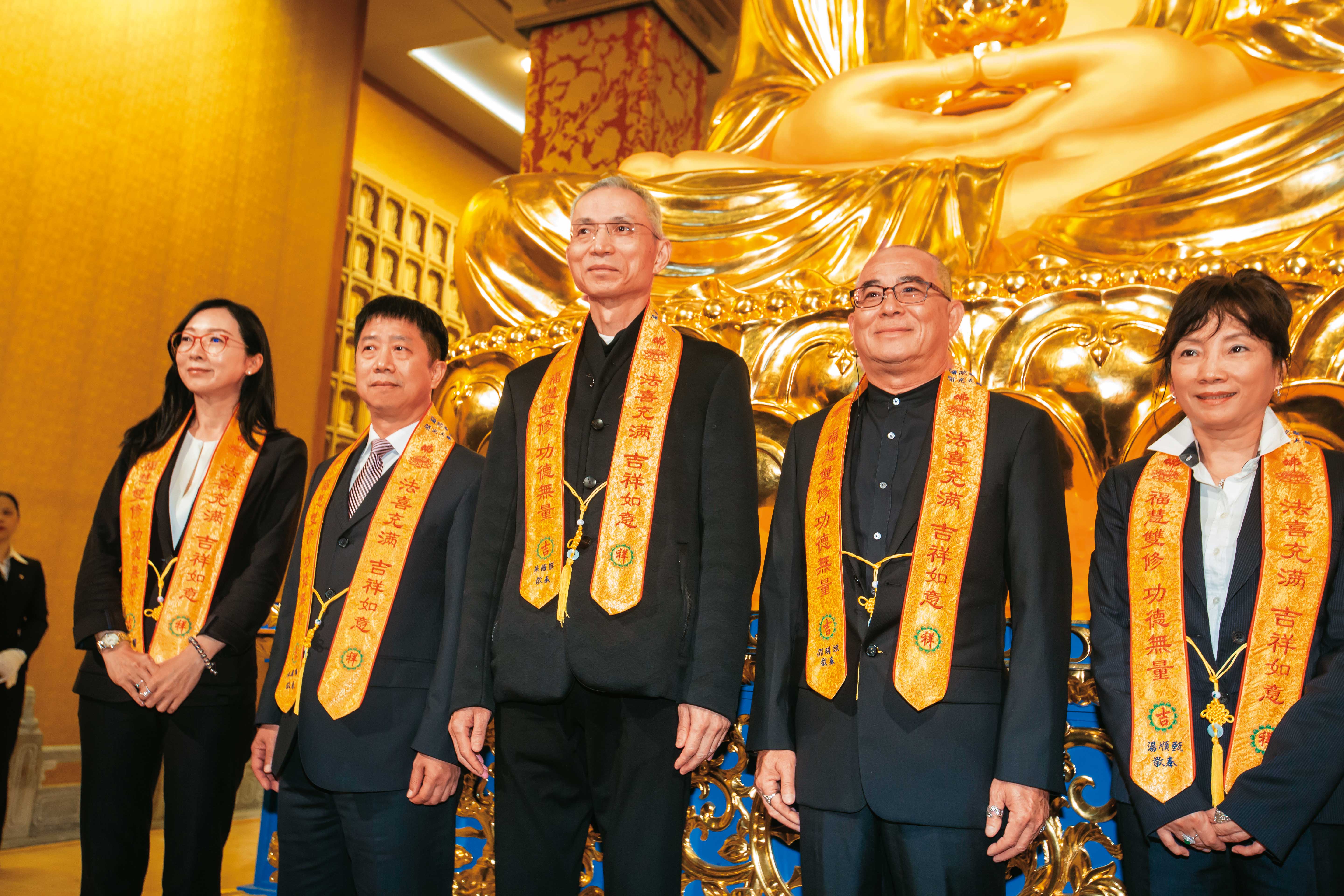 國寶集團總裁朱國榮（左2）靠邵明斌（右2）牽線，吃下展雲公司。