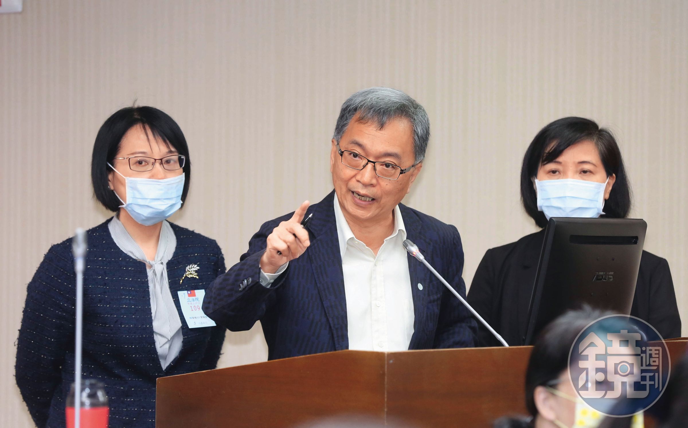 前衛福部長薛瑞元（中）因部桃遭駭面對立委質詢時，否認昱誠有任何中資背景，並表示會再精進部醫系統的資安工作。