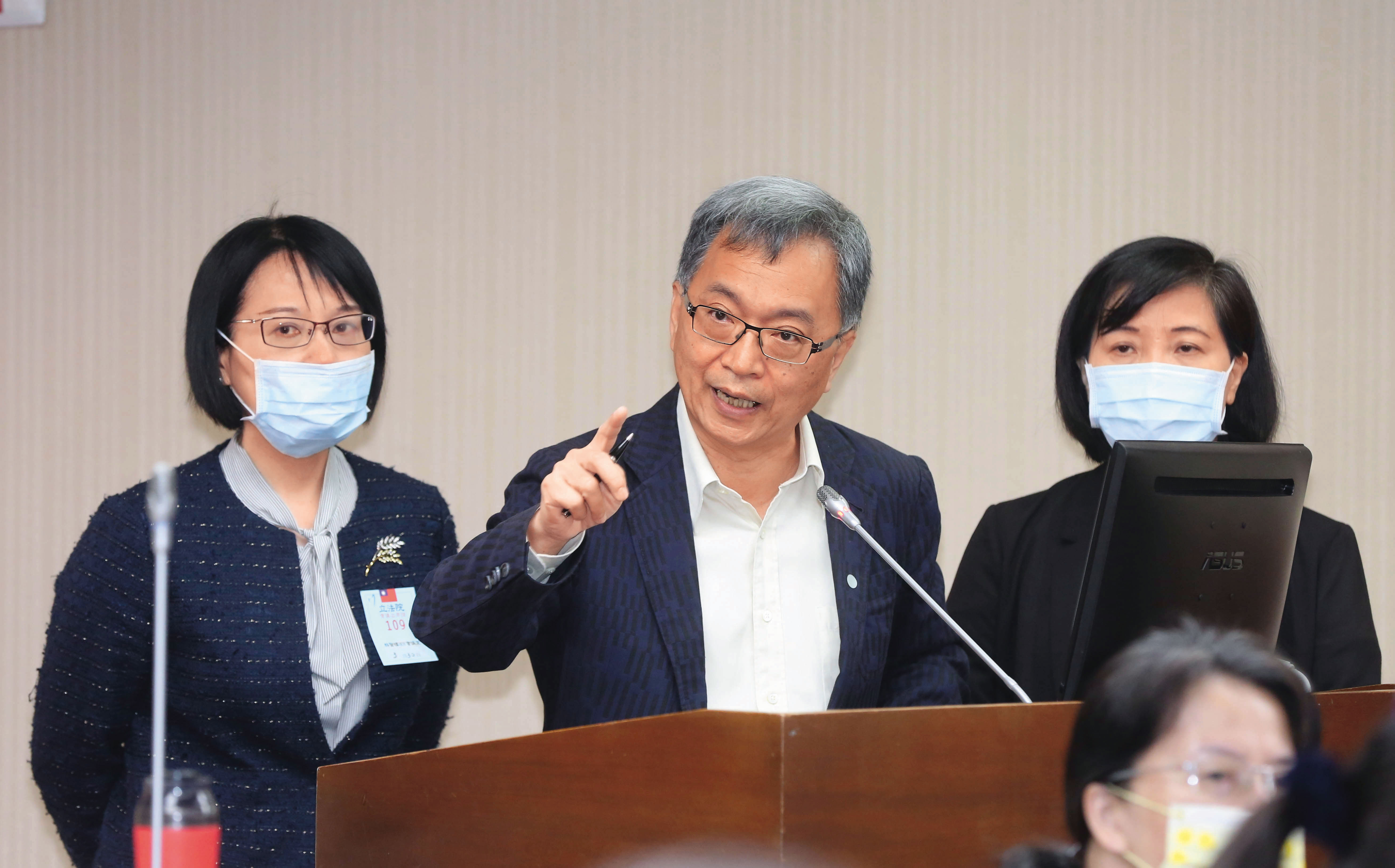 前衛福部長薛瑞元（中）因部桃遭駭面對立委質詢時，否認昱誠有任何中資背景，並表示會再精進部醫系統的資安工作。