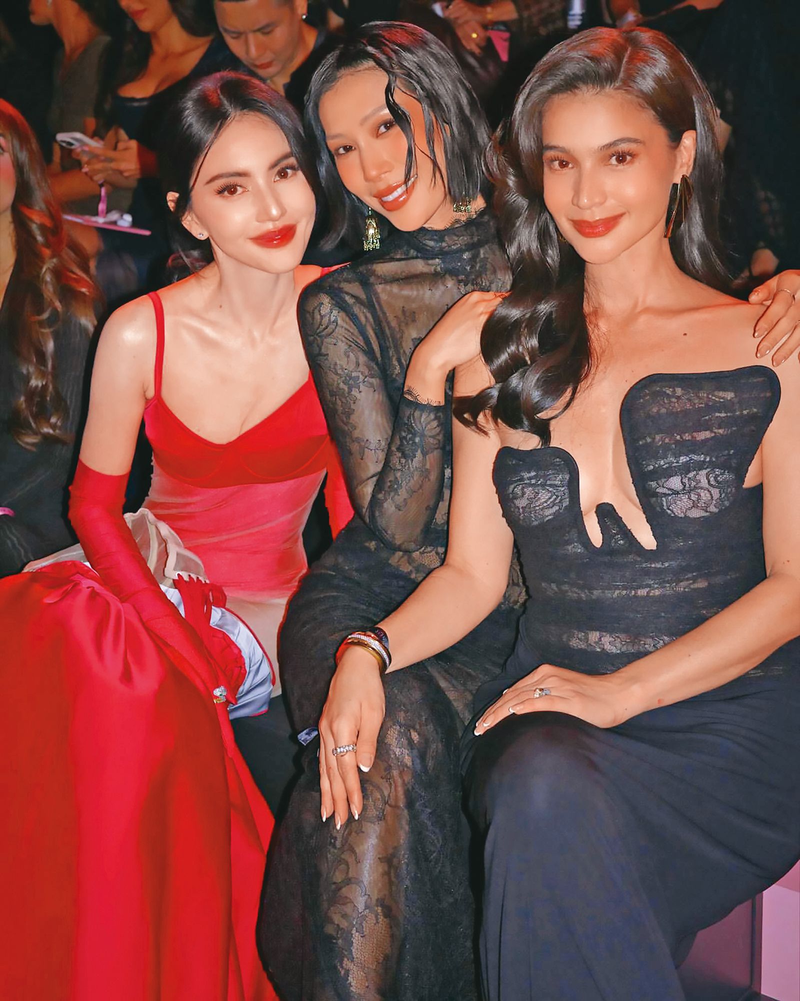 莫莉（中）經常受邀出席各大品牌的新品發表會。（翻攝自莫莉IG）