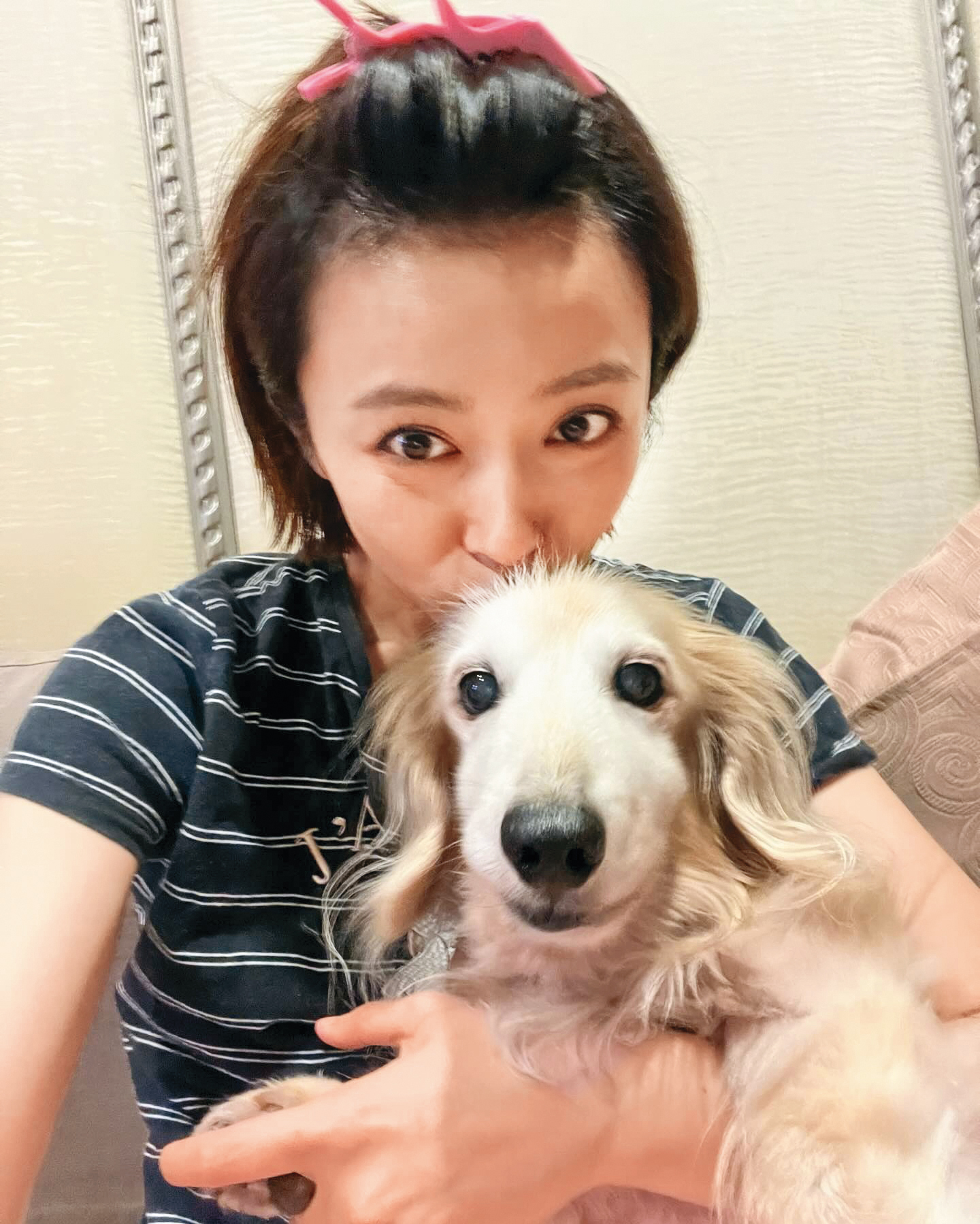 7月底，王瞳一家人才幫19歲的老犬酷奇過生日。（翻攝自王瞳臉書）
