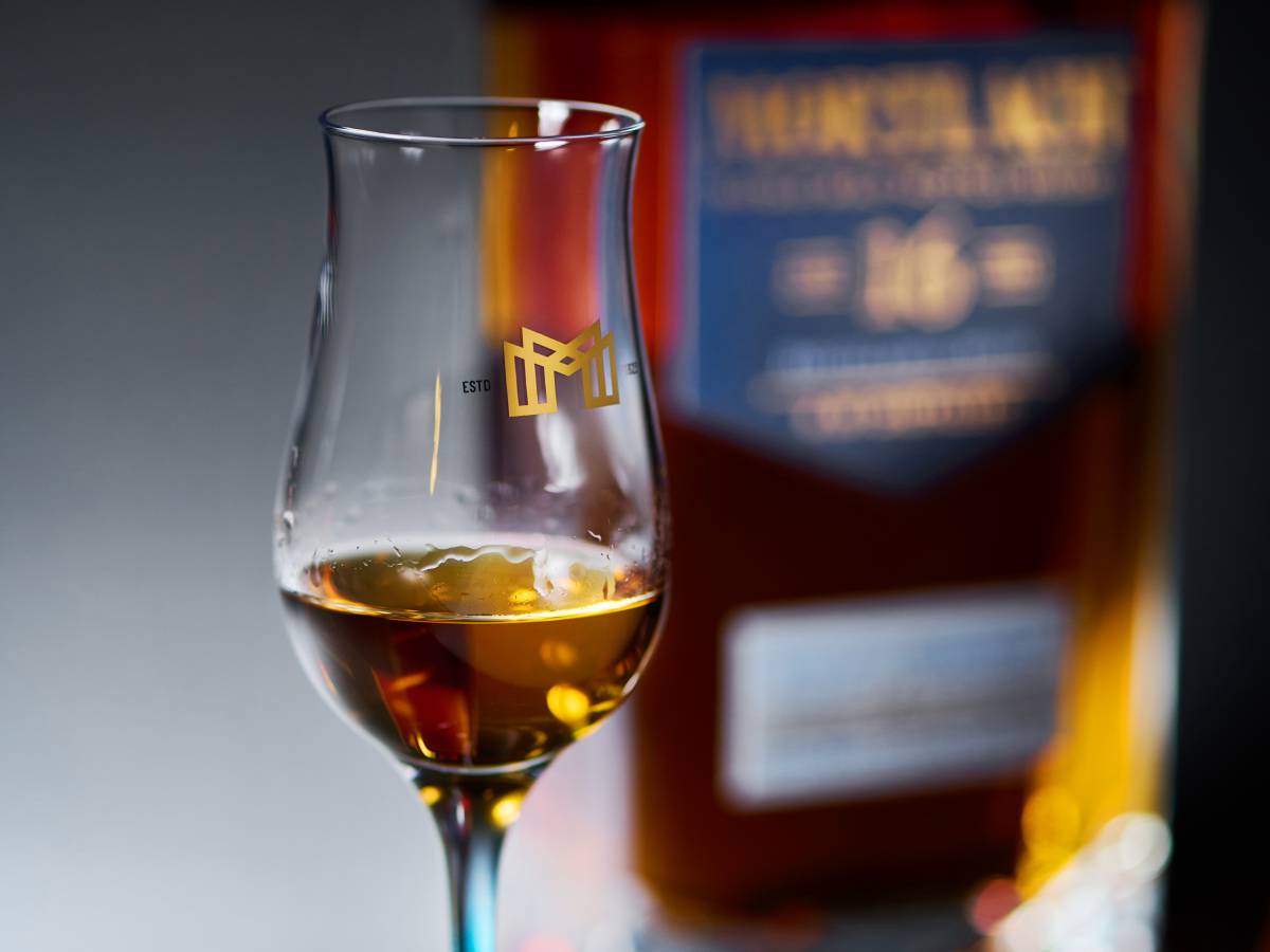 蘇格蘭威士忌品牌慕赫（MORTLACH），以其獨特的「2.81蒸餾工藝」和馥郁醇厚、具有「肉味」的酒體而聞名於世。