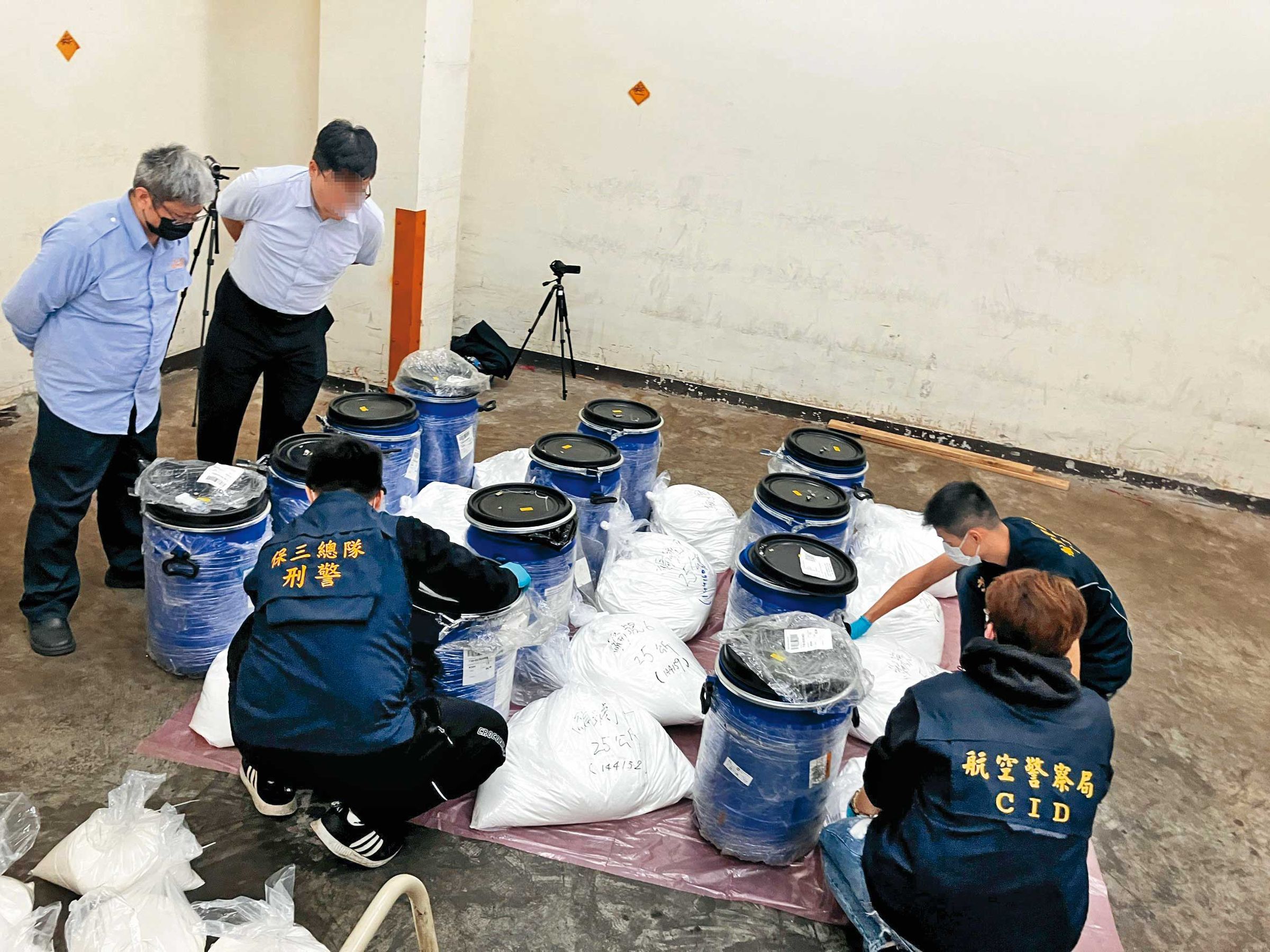 去年6月，以竹聯幫明仁會何姓男子為首的走私集團，遭檢警查獲引起國安單位注意。（翻攝畫面）