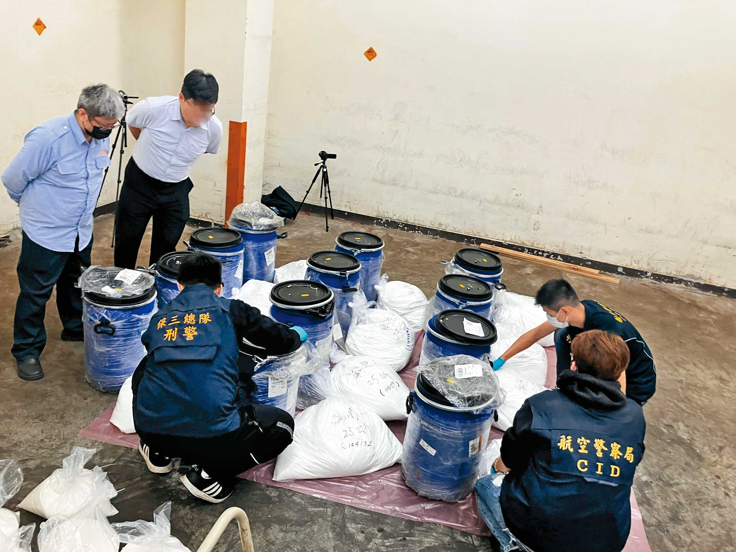 去年6月,以竹聯幫明仁會何姓男子為首的走私集團,遭檢警查獲引起國安單位注意。(翻攝畫面)