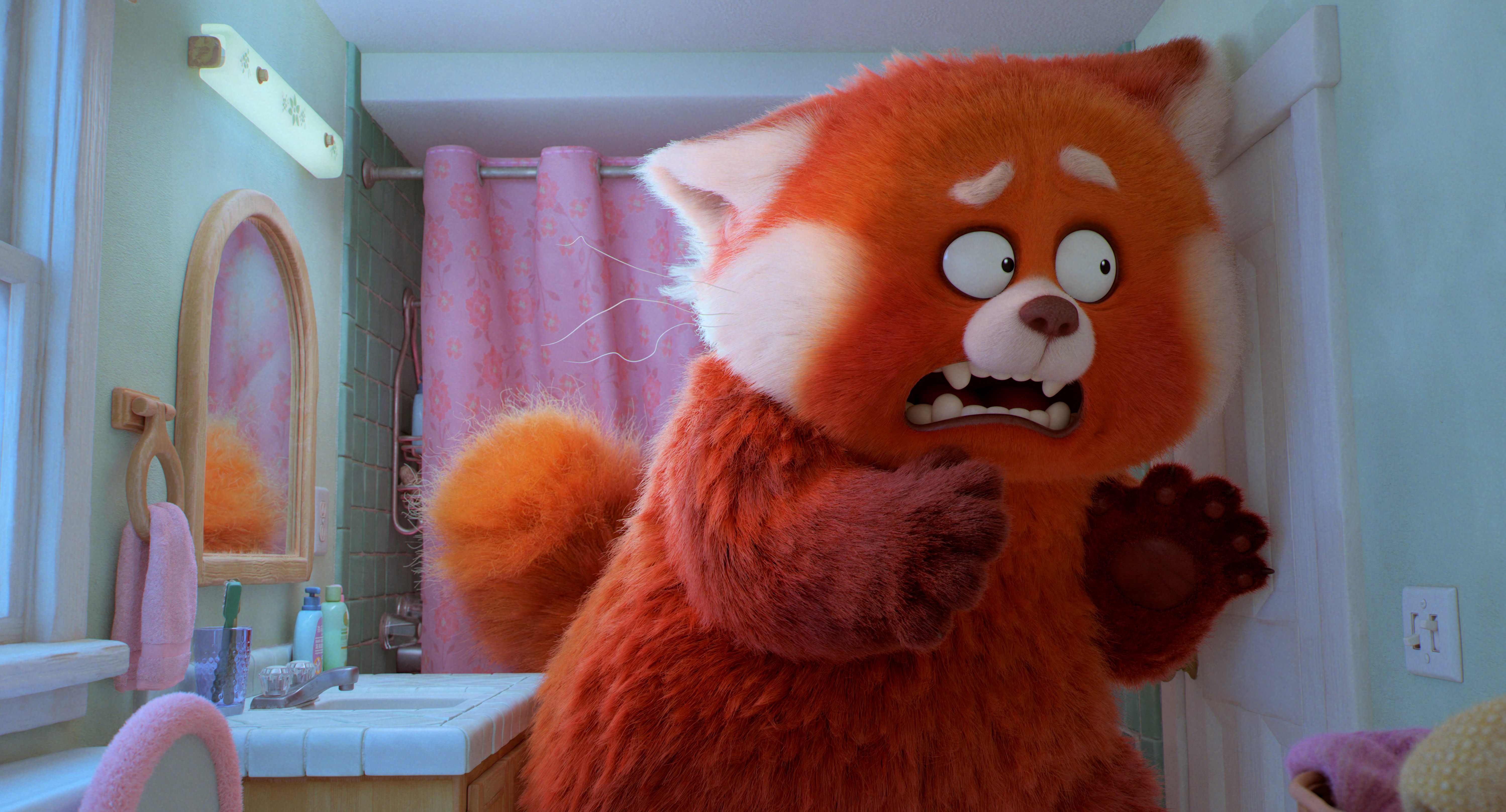 每當美美情緒失控暴走時就會變成紅色大貓熊。(迪士尼提供)