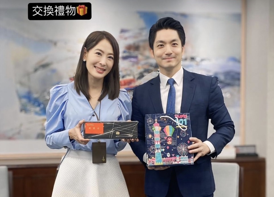 賈永婕和蔣萬安交換禮物。（翻攝賈永婕臉書）