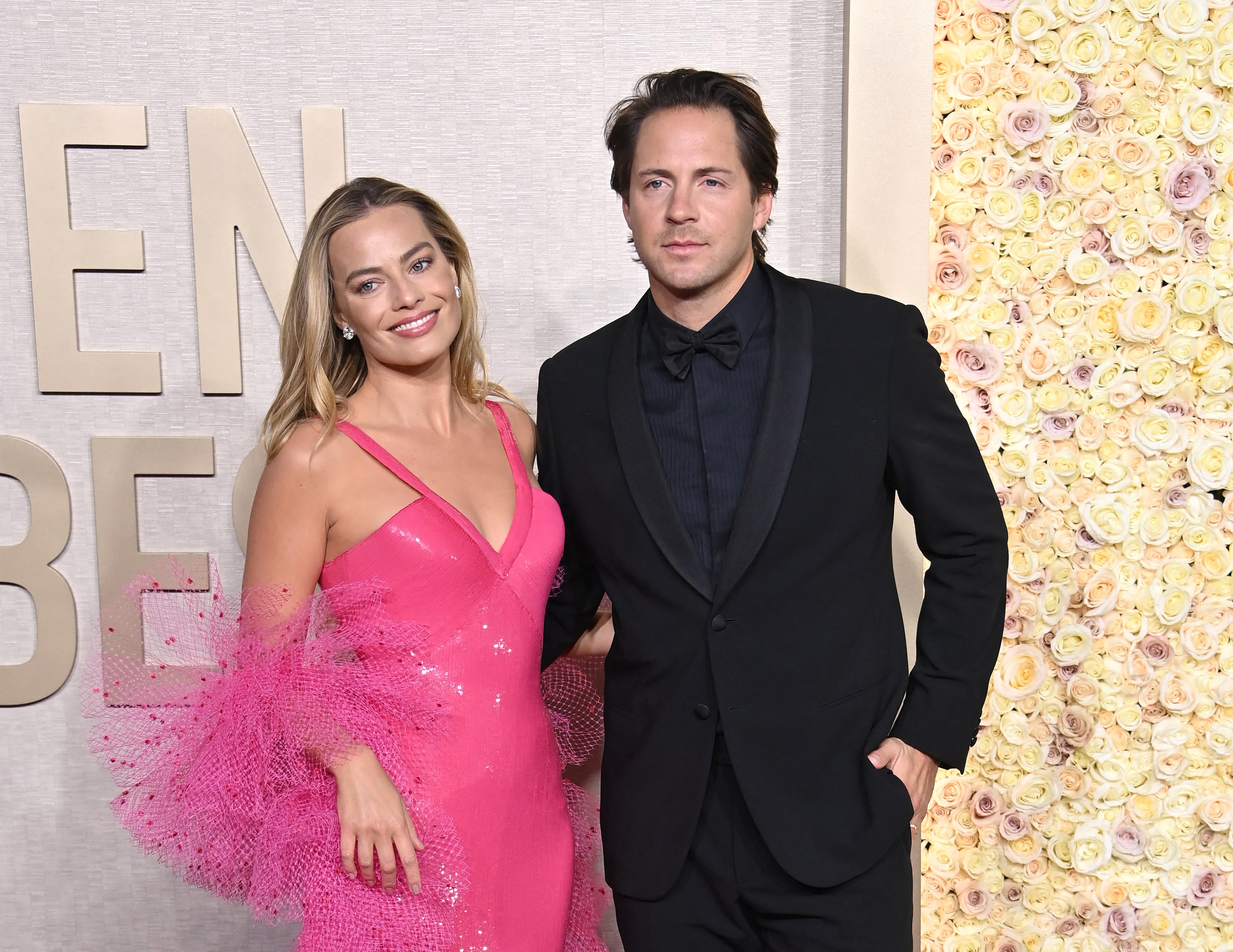 瑪格羅比（左）與老公湯姆艾克力（右）今年出席金球獎頒獎典禮。（東方IC）