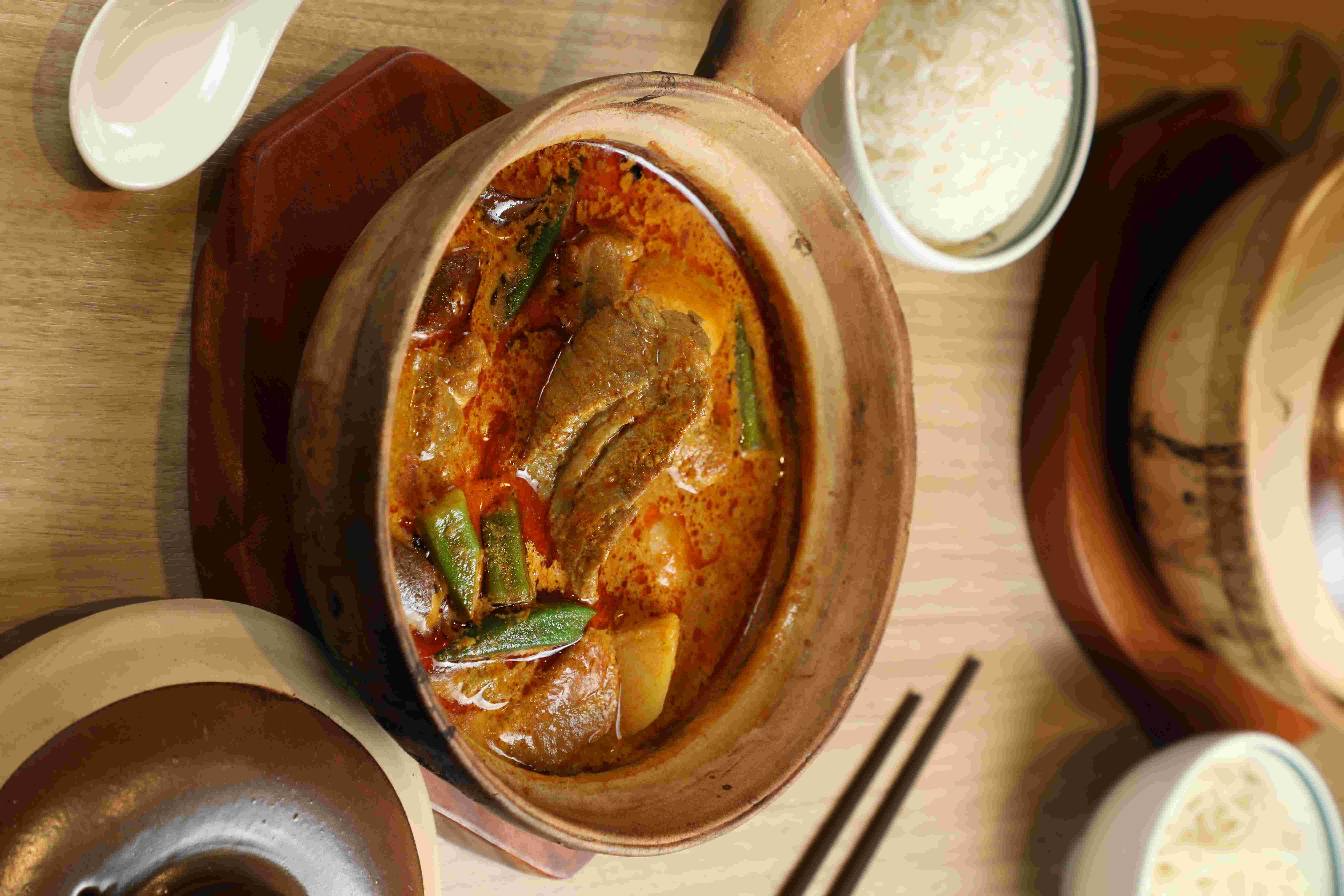 風味強烈的「新加坡咖哩雞飯」讓人想多配幾碗飯。(480元/份)