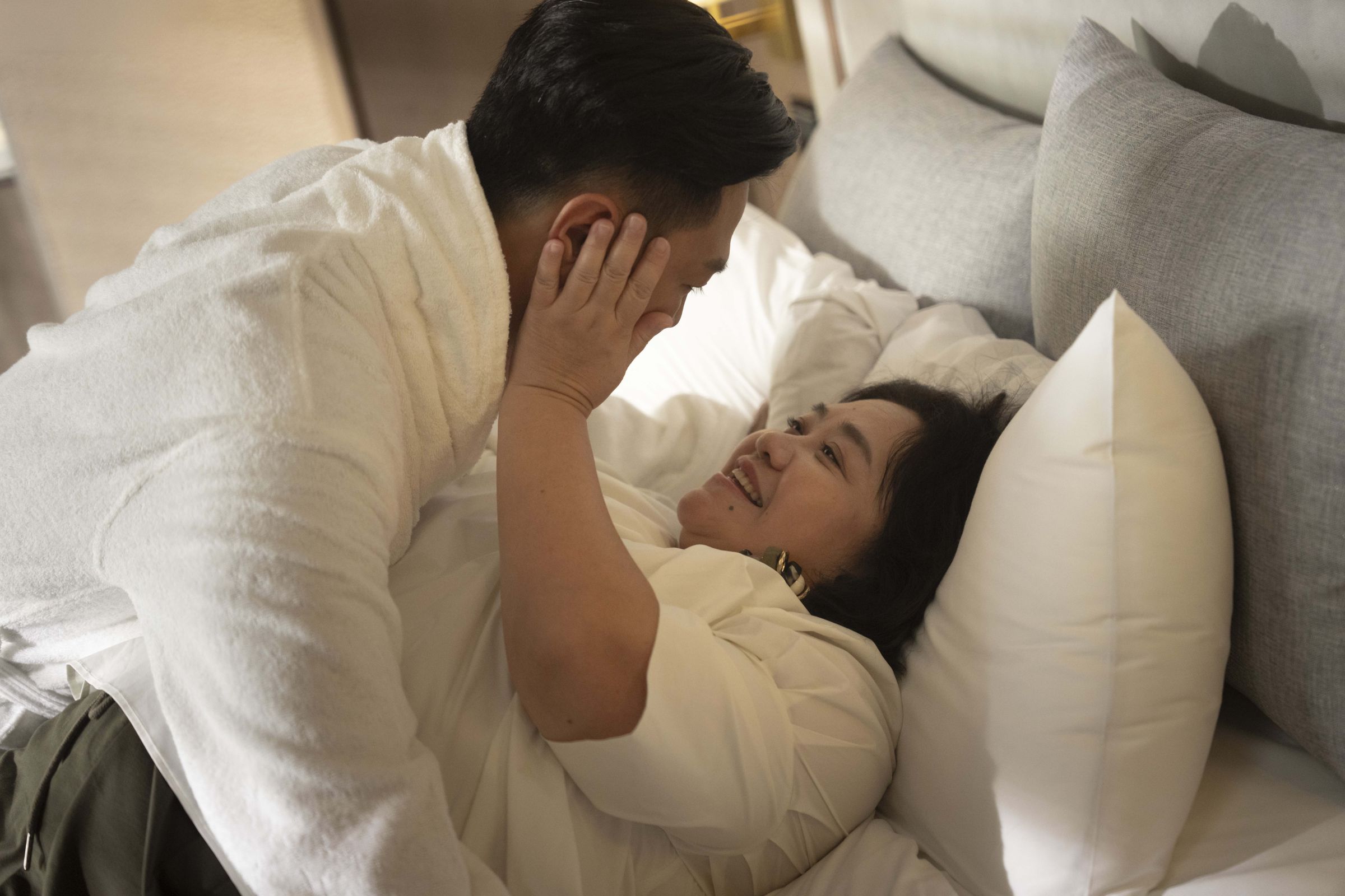《拜六禮拜》鍾欣凌首演「最重小三」火辣滾床。(華視、公視台語台提供)