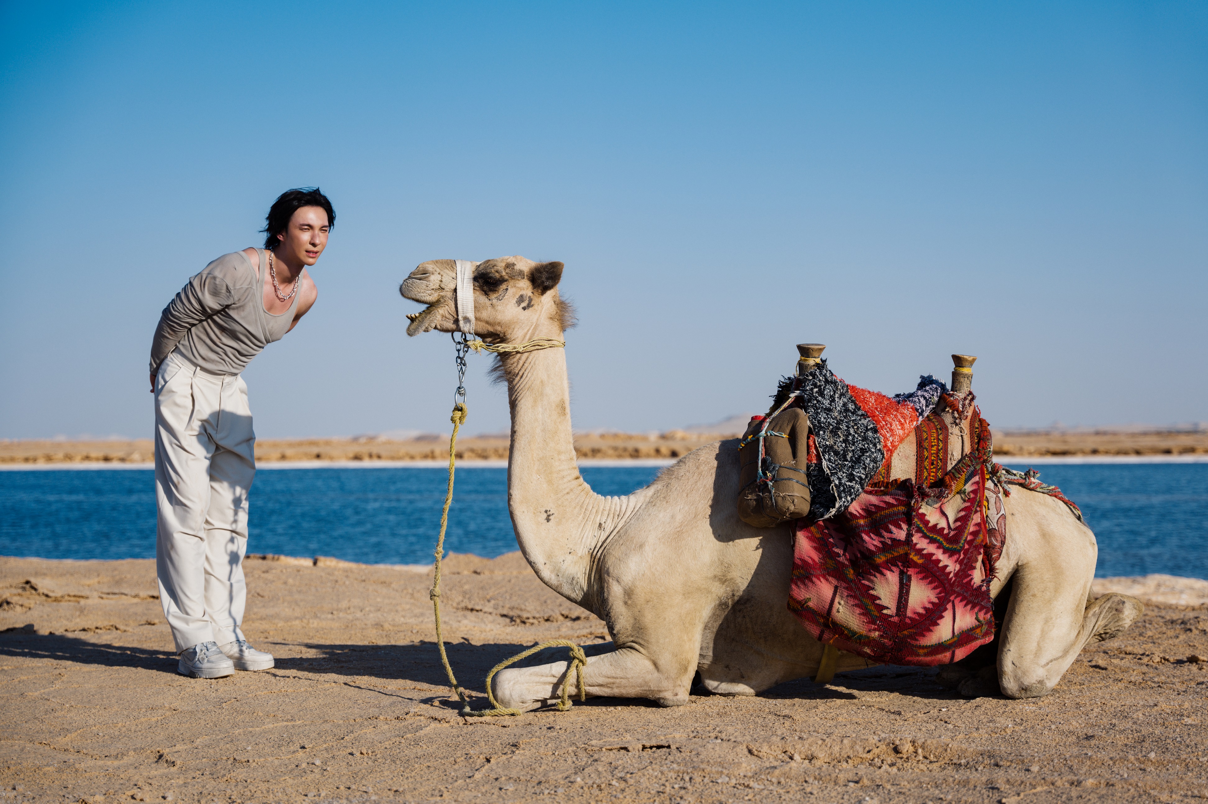 陳勢安拍攝團隊在酷熱的8月飛往埃及拍攝MV。（索尼音樂提供）