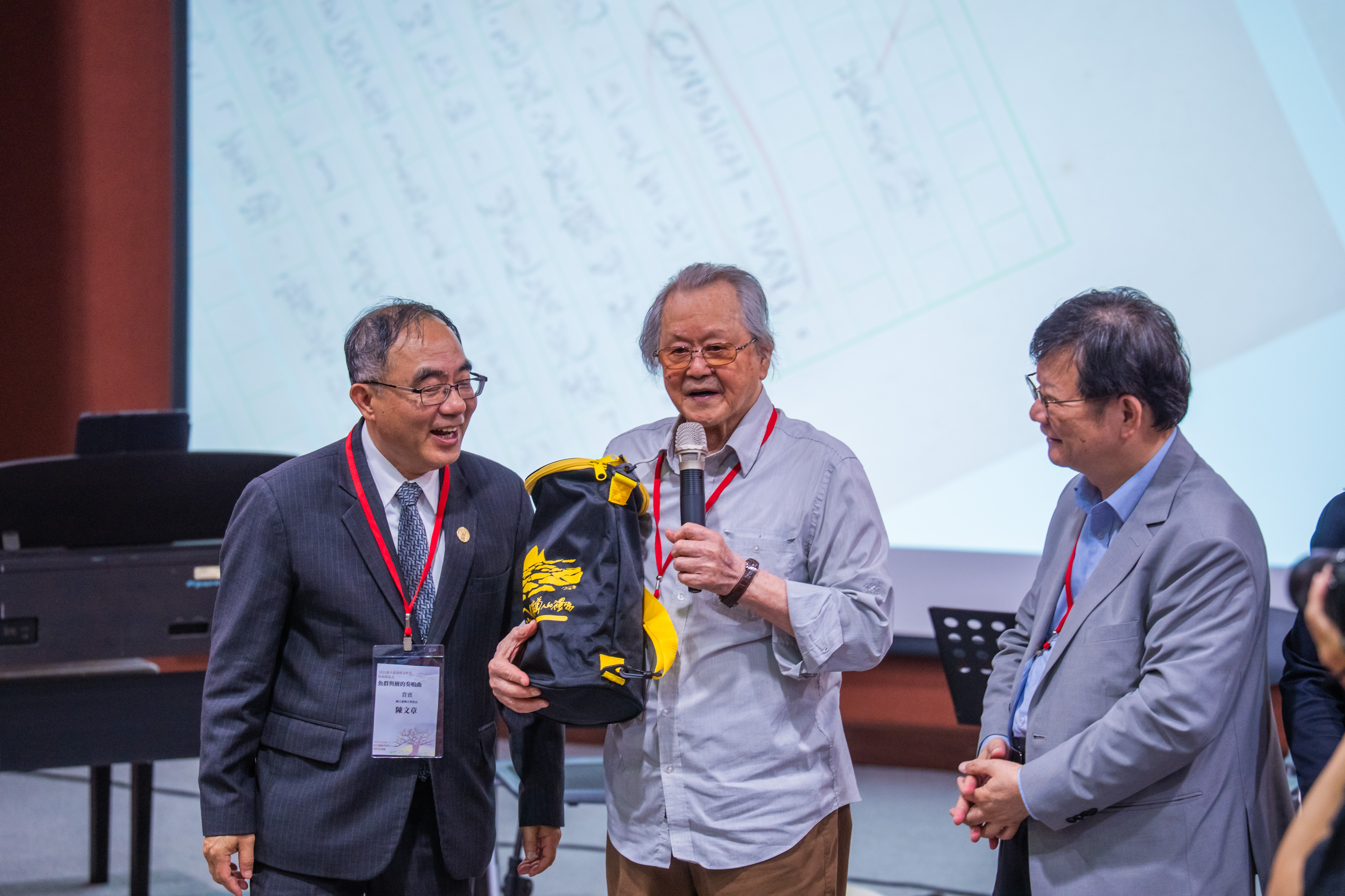 參與開幕式的台大校長陳文章（左）、作家黃春明（中）及黃大魚文化藝術基金會董事長李瑞騰（右）。（校方提供）