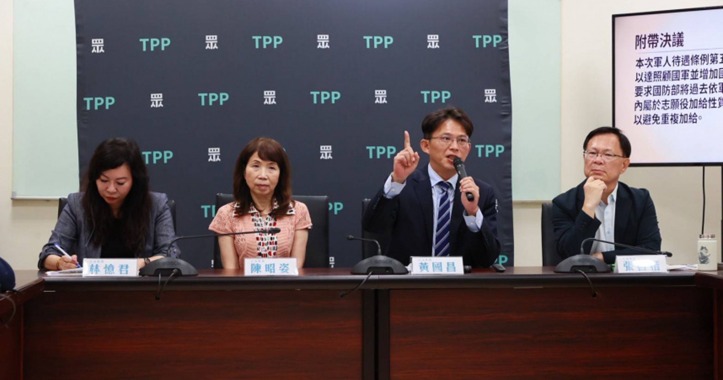 外傳史哲即將接任高鐵董事長職務，對此黃國昌出席記者會時，痛批民進黨酬庸行徑。（張啓楷辦公室提供）