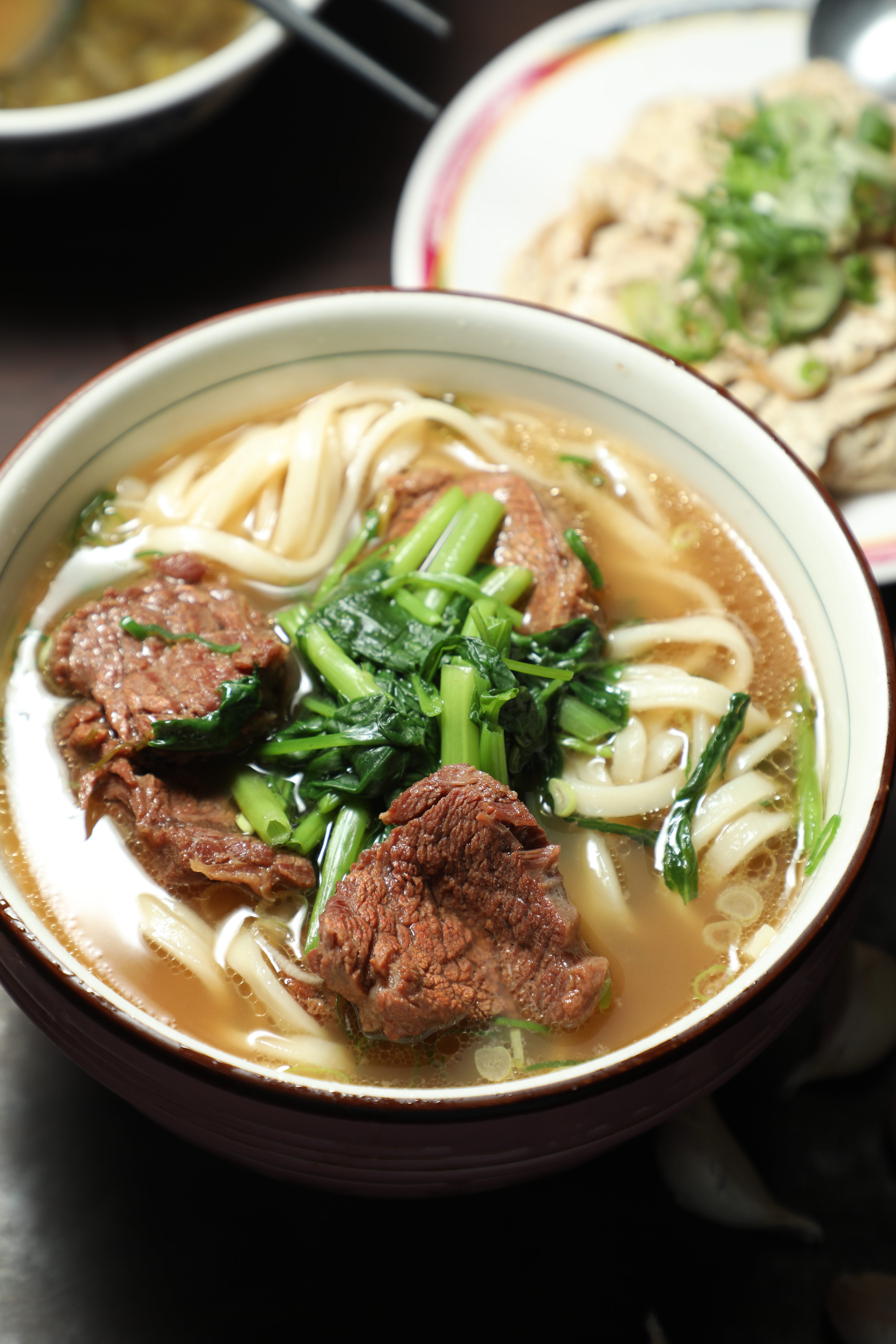 「牛肉麵」堅持使用台灣牛前腿肉，搭配以牛骨、牛油與祖傳秘方熬製的獨門湯頭，青菜則使用空心菜。（250元／小碗）