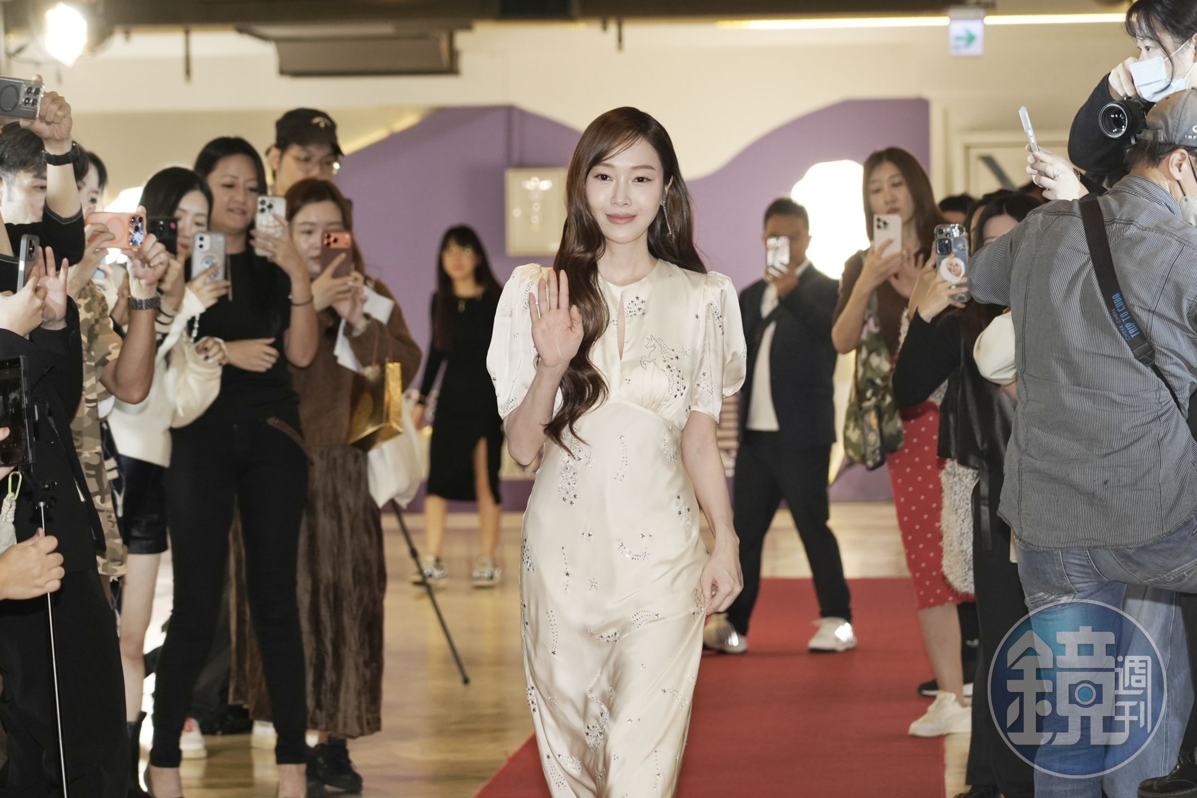 Jessica入場就像仙女降臨,大家搶拍個不停。