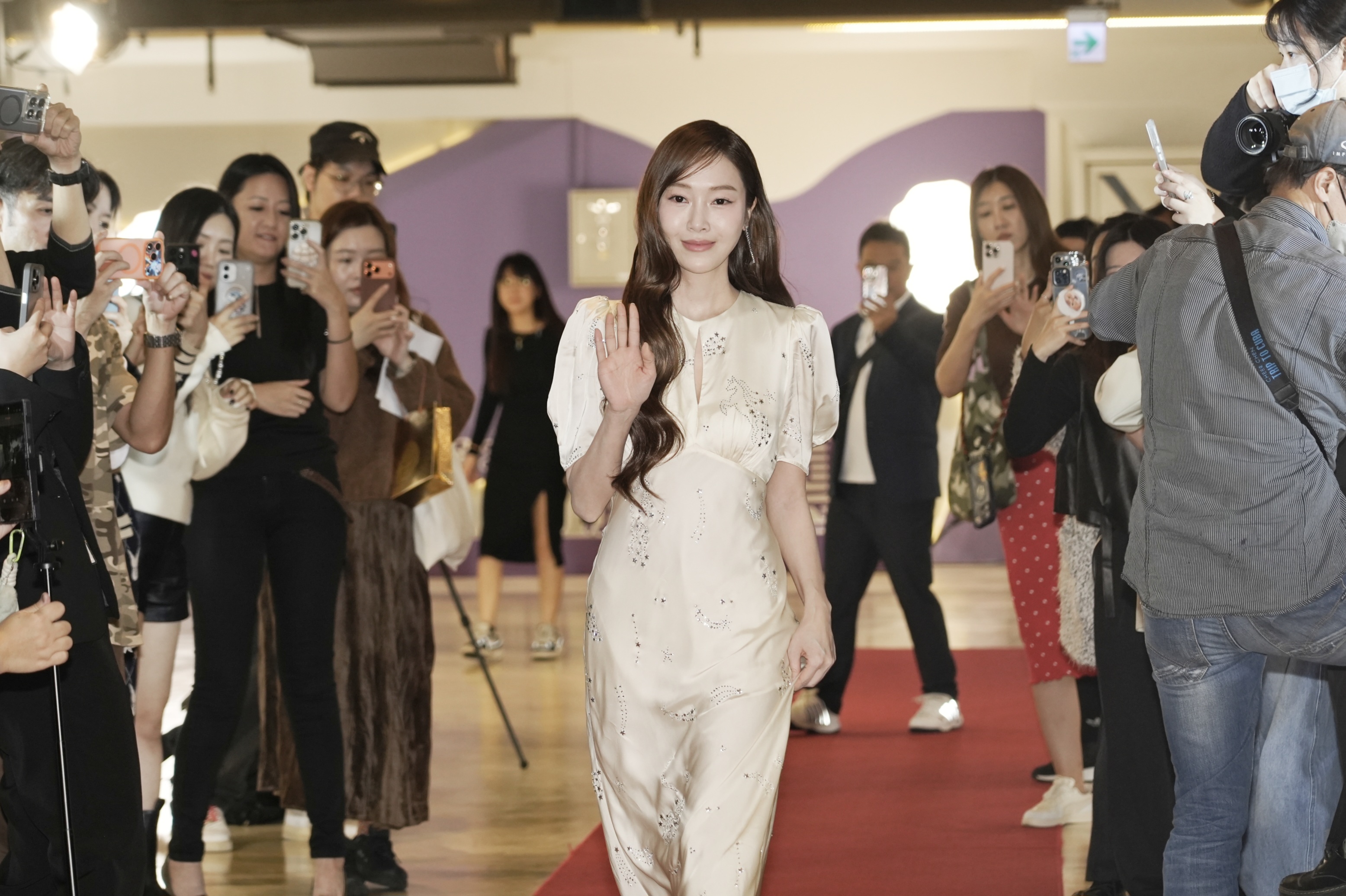 Jessica入場就像仙女降臨，大家搶拍個不停。