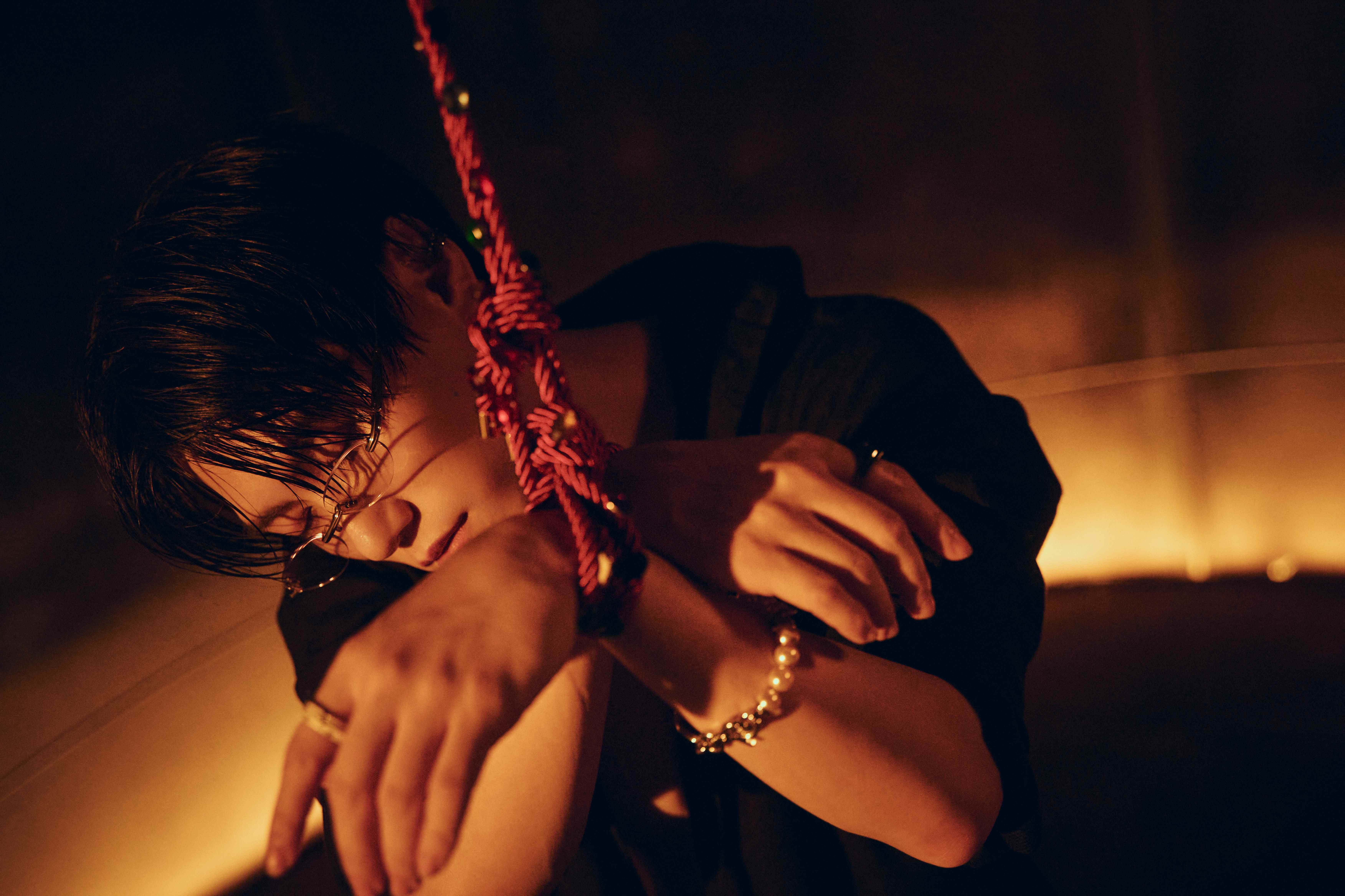 邱宇辰（毛弟）推出首支個人單曲〈CINDER KISS（餘燼之吻）〉。（百鴻揚娛樂提供）