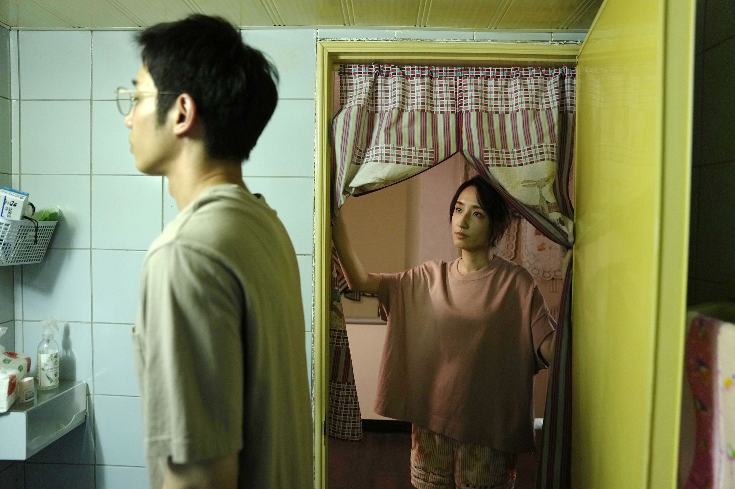 柯佳嬿(右)在《童話故事下集》中飾潑辣厭世人妻,經常喊揍劉以豪(左)。(Netflix提供)