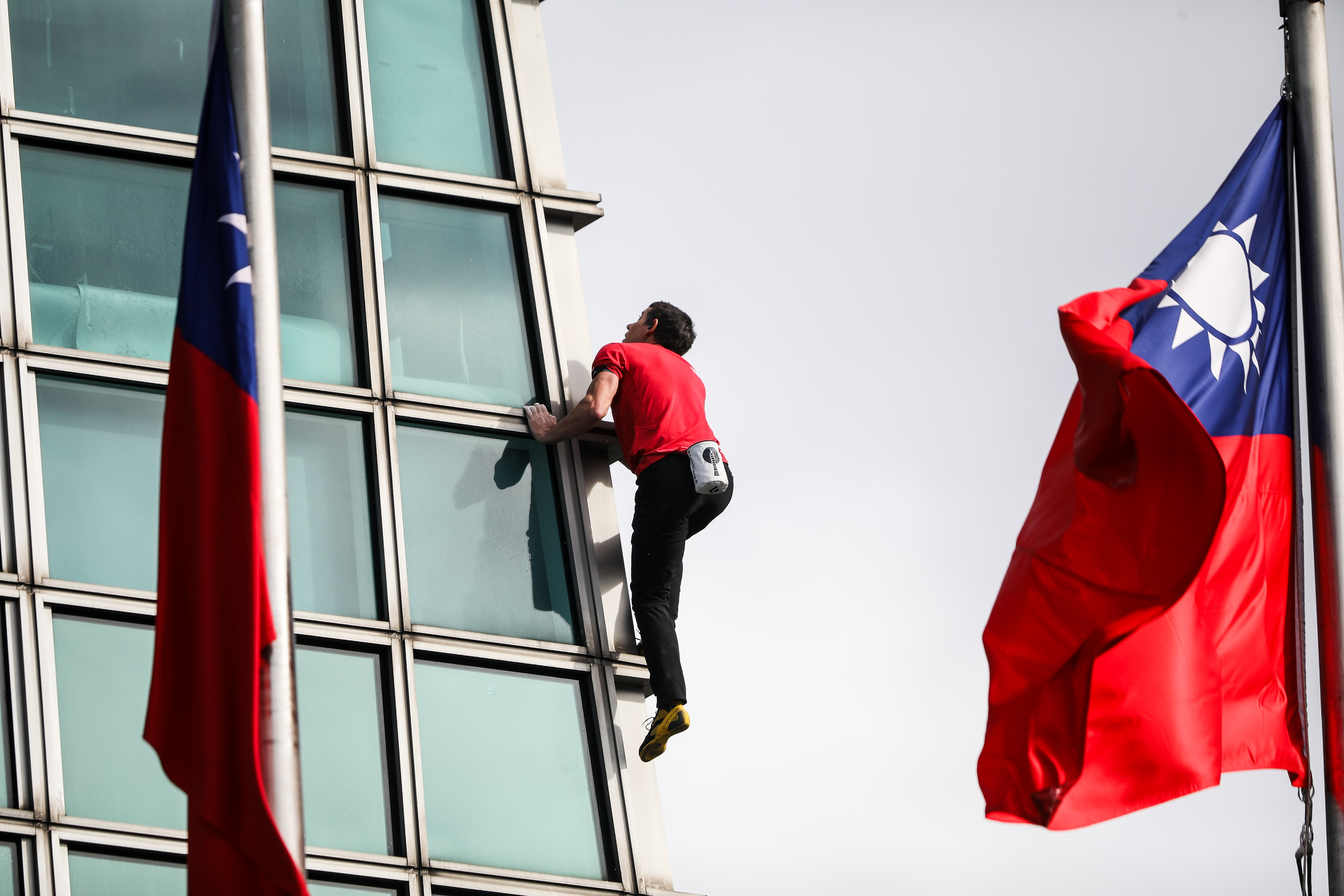 美國攀岩好手霍諾德今日成功徒手攀登台北101。（鏡報攝影組）