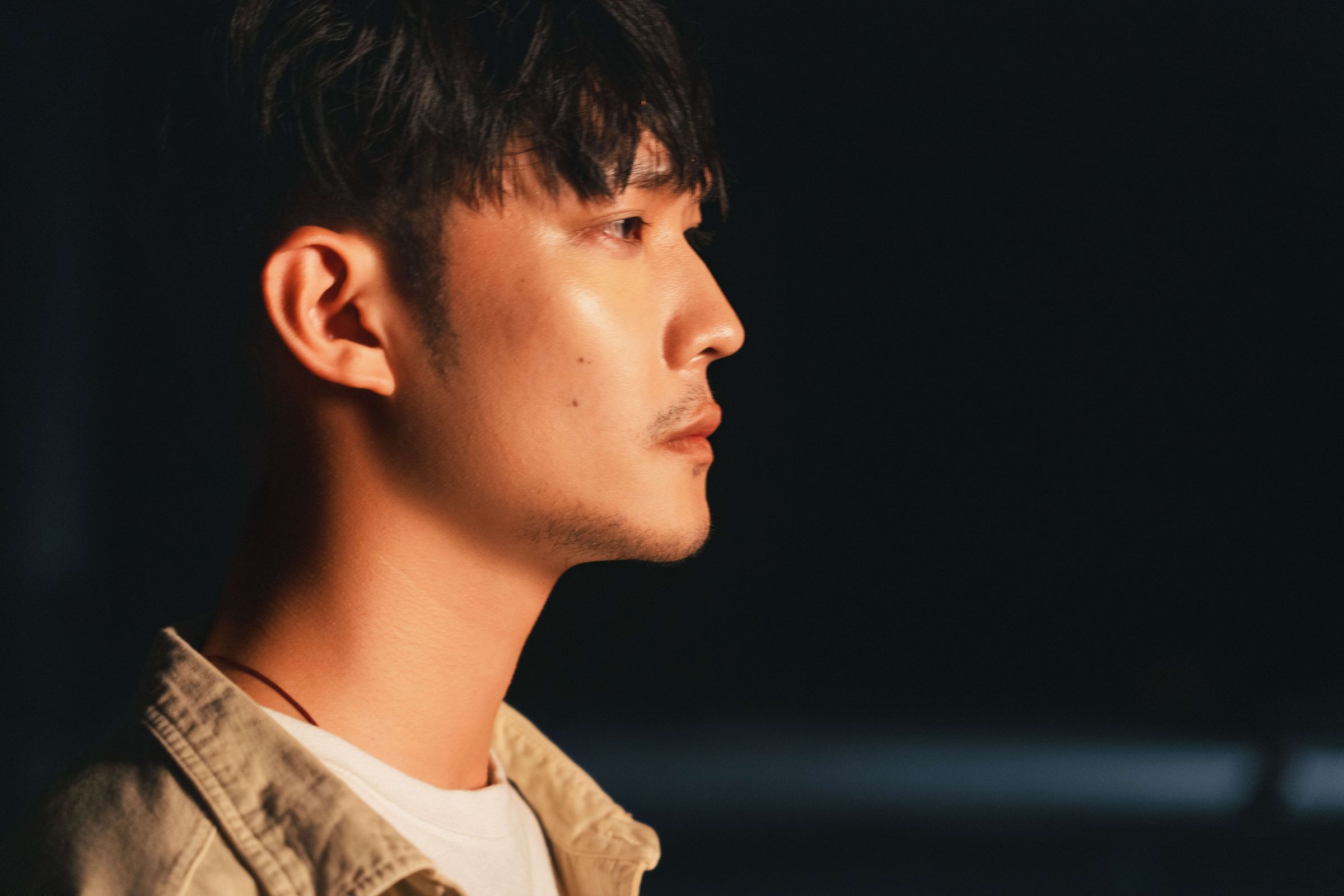 U:NUS高胥崴發表個人創作單曲〈我錯〉,唱出充滿不甘與無法釋懷的心聲。(滾石唱片提供)