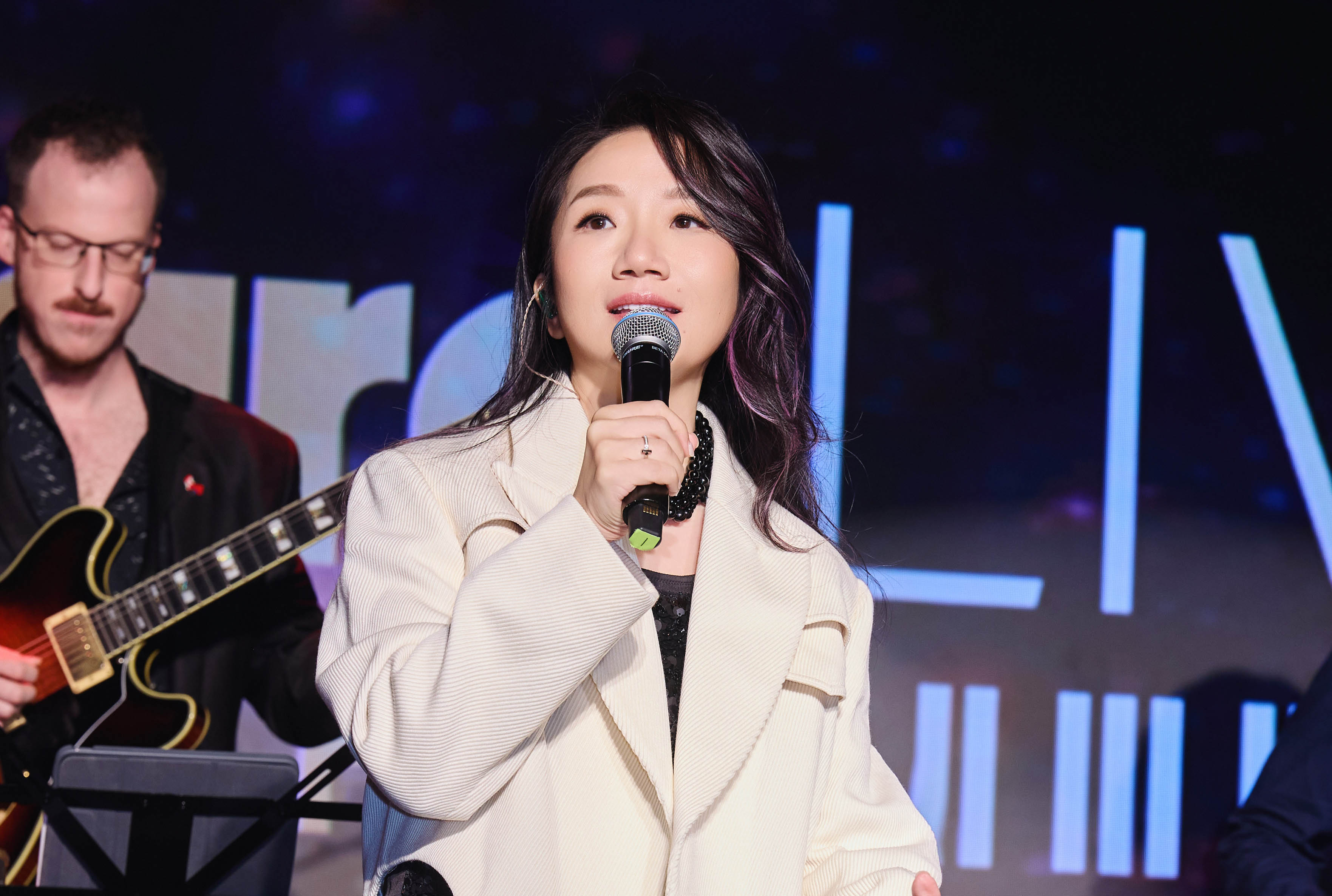 陶晶瑩現場帶來經典曲〈L-O-V-E〉，成為Billboard Live TAIPEI 首位開唱藝人。（Billboard Live TAIPEI提供）
