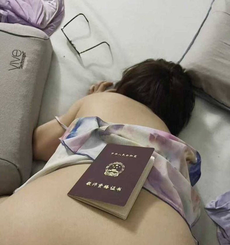 周姓老師被正妻曝光性愛影像。(翻自《911爆料網》)