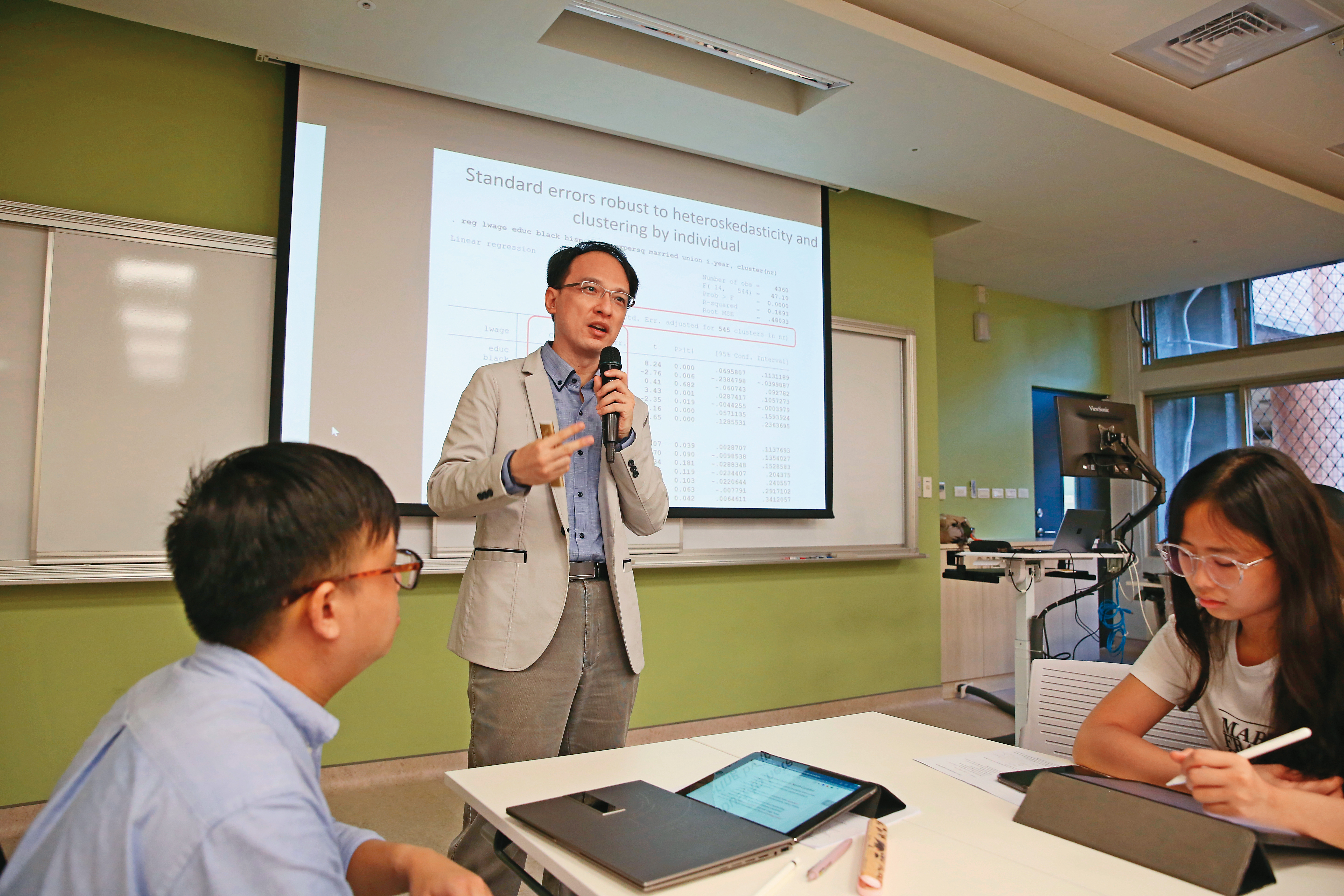 台大財金系教授陳彥行（中）每年固定投入30萬元買海外ETF，壯大退休金。