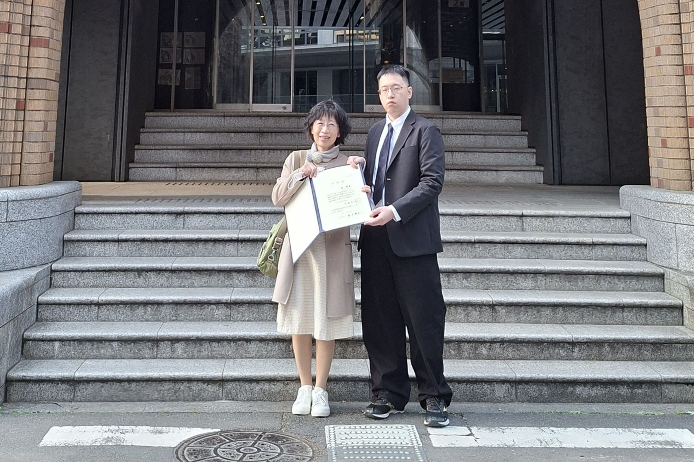 柯文哲妻子陳佩琪遠赴日本東京，參加獨子柯傅堯在東京大學的博士班畢業典禮。（翻攝自陳佩琪臉書）
