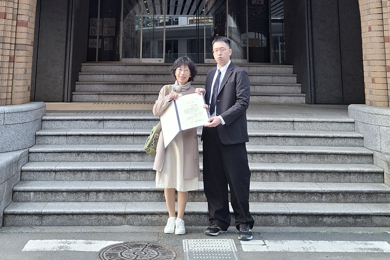 柯文哲妻子陳佩琪遠赴日本東京，參加獨子柯傅堯在東京大學的博士班畢業典禮。（翻攝自陳佩琪臉書）