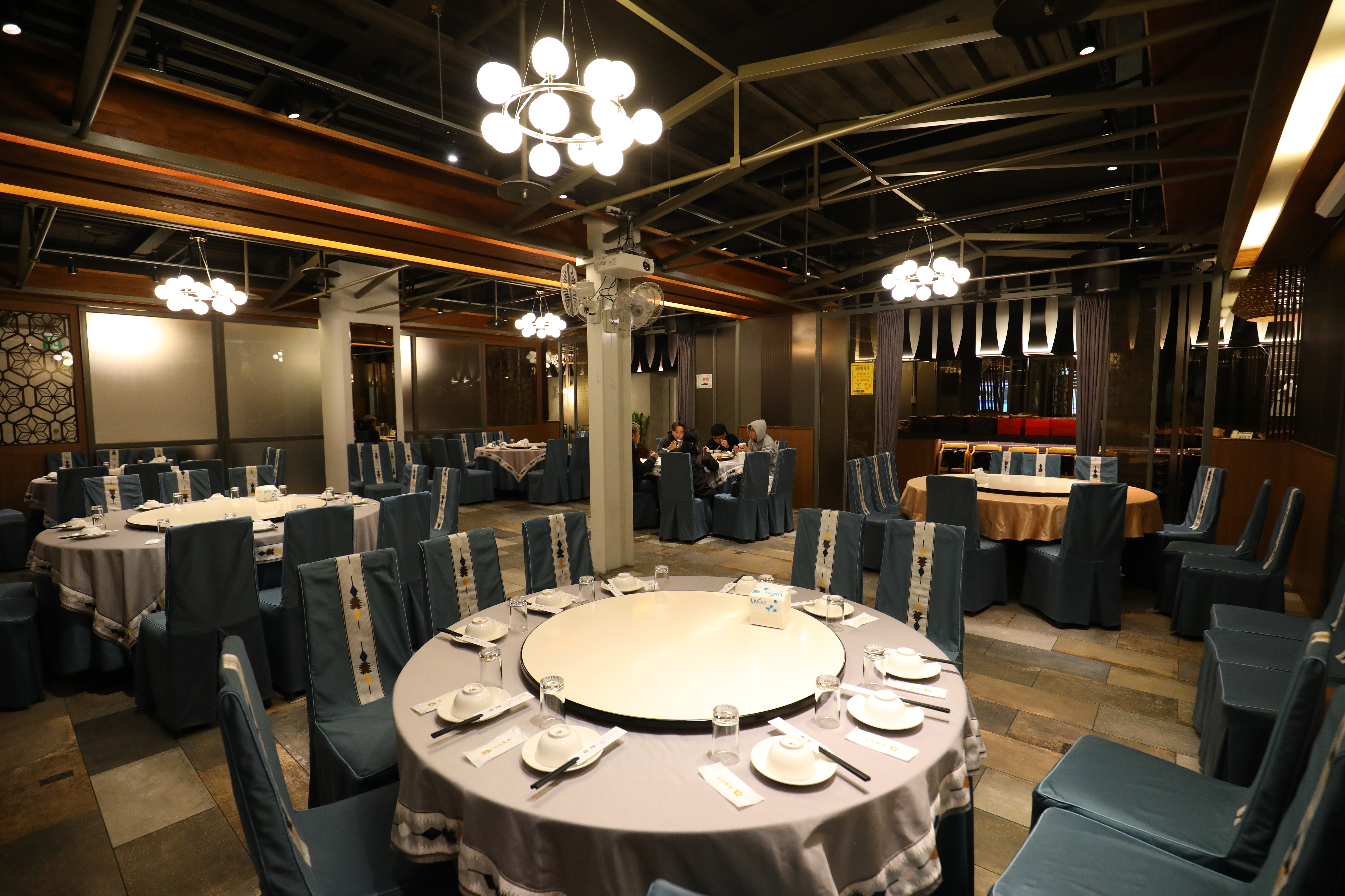 「楊梅宴遇」用餐空間寬敞，很適合大家庭聚餐。