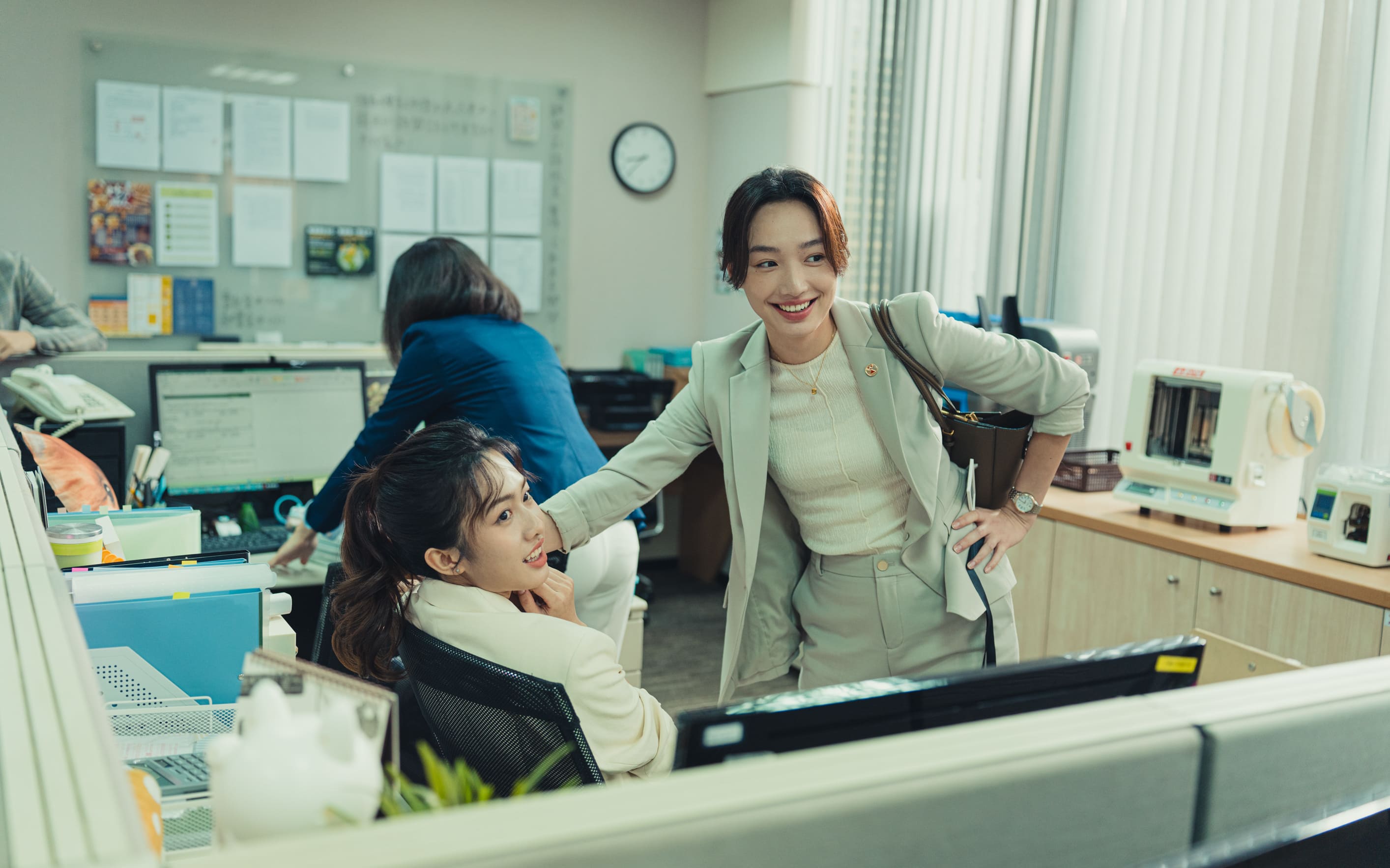 蔡思韵(右)和何思靜(左)飾演銀行同事兼閨密,兩人有許多逗趣互動。(甲上提供)