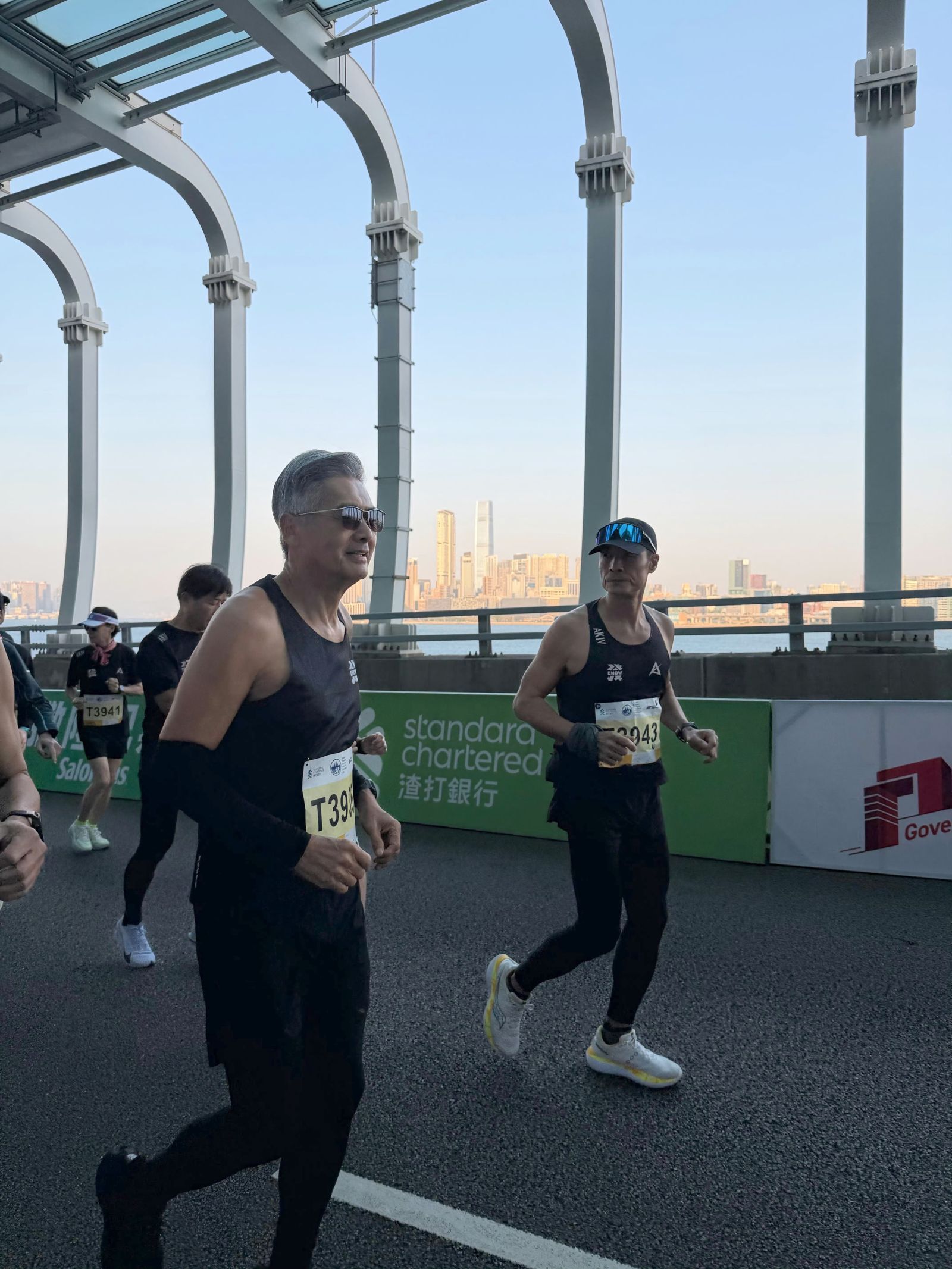 周潤發神態輕鬆，面帶笑容完賽。（翻攝微博）