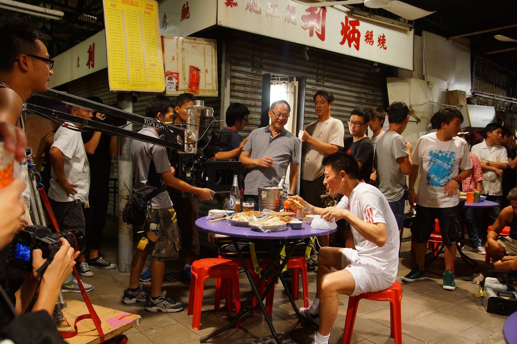 紀錄片《無涯：杜琪峯的電影世界》捕捉杜琪峯（後排中）拍片的樣貌，右前為劉德華。（© EDKO FILMS LIMITED）