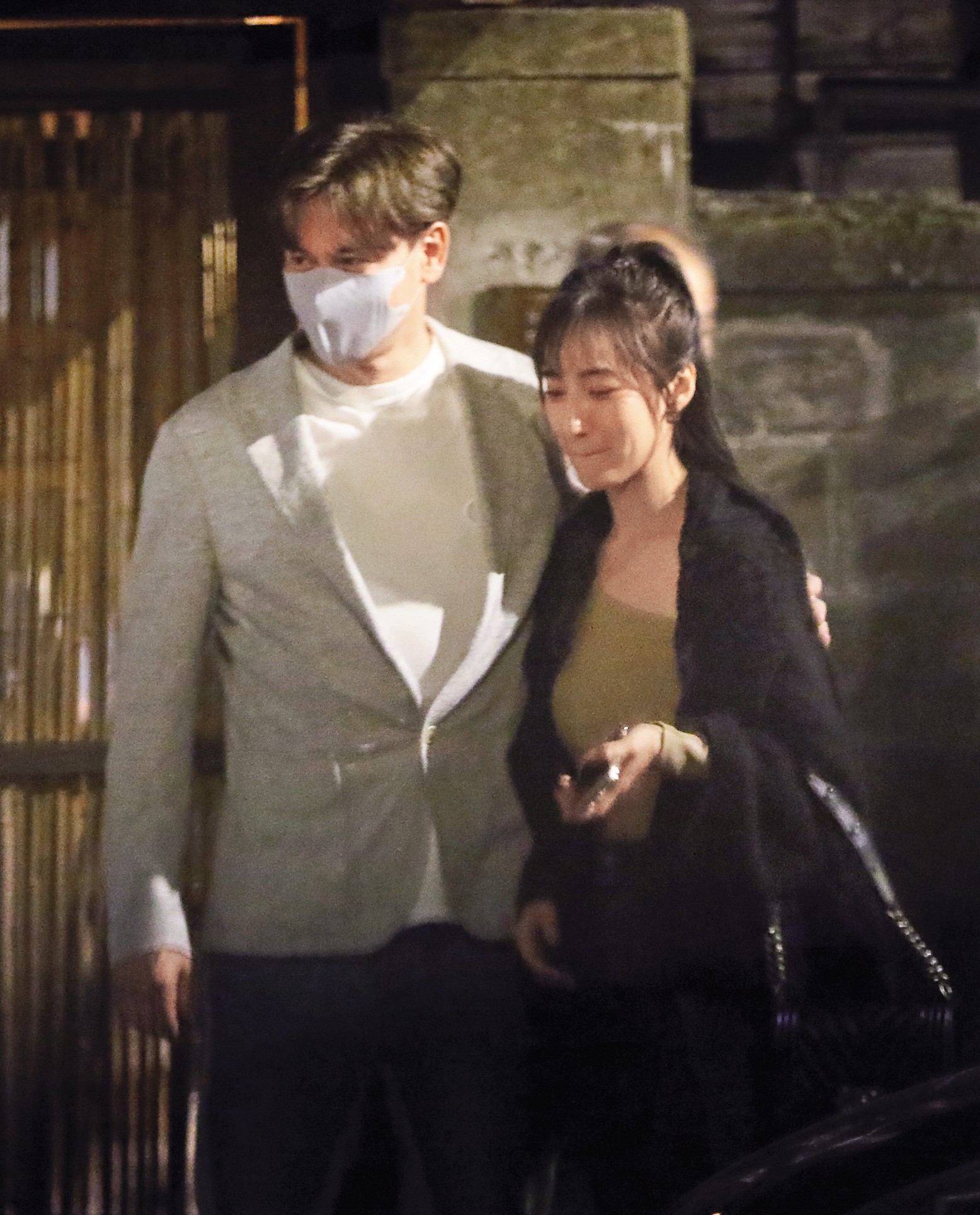 4/8 21：30 光是畫面看來，夏宇禾（右）跟李聖傑（左）的互動宛如情侶，非常親暱。
