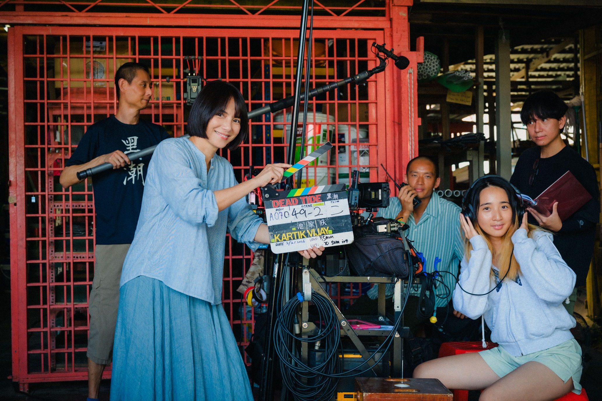 《黑潮》日前開拍，由王禮霖（左起）與李心潔聯合監製，攜手《嗨！神獸》導演池家慶（右後）打造，並由陳澤耀（中後）、李沐（右前）主演。（甲上娛樂提供）
