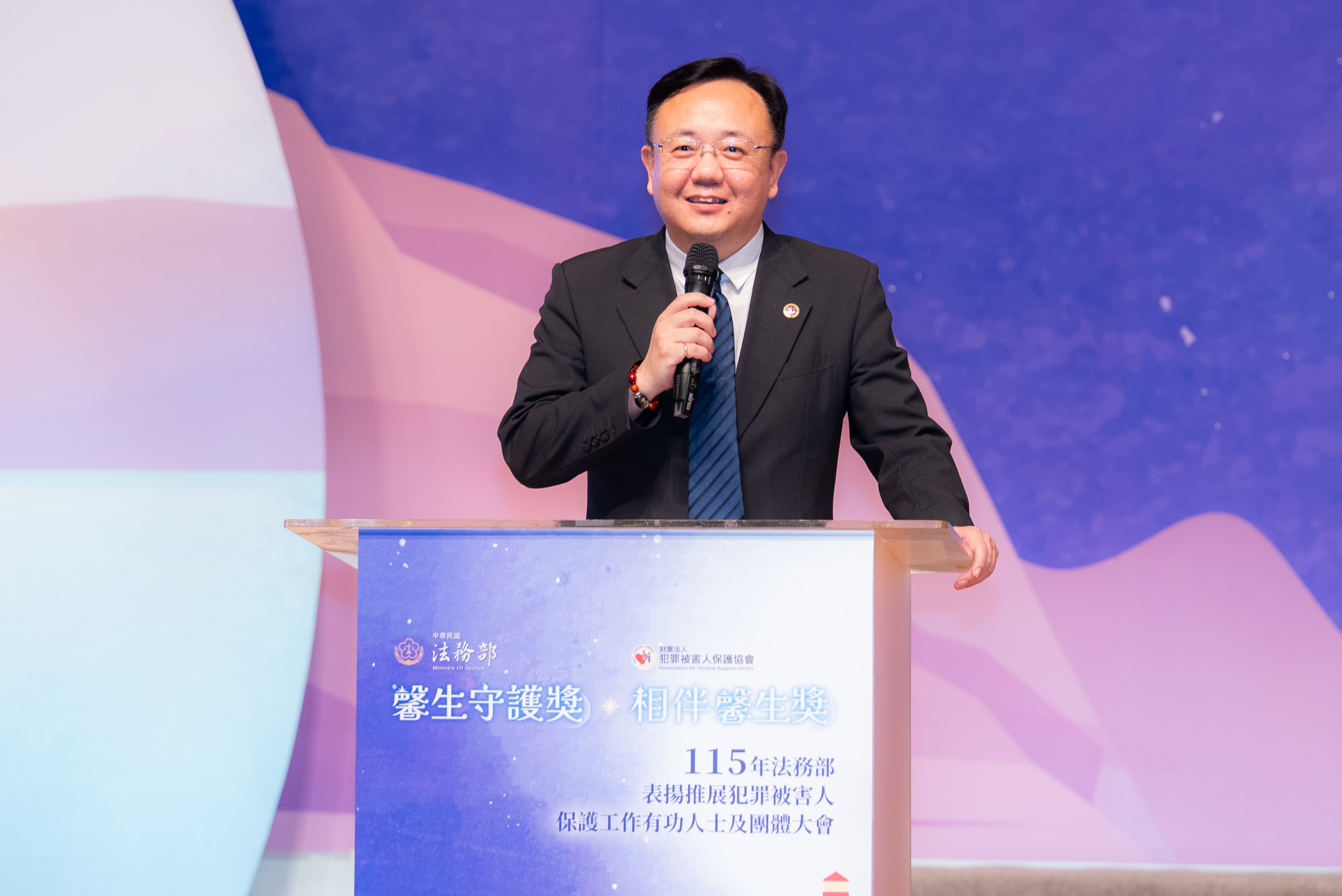 法務部常務次長馮成代表頒獎,向第一線守護者致敬。