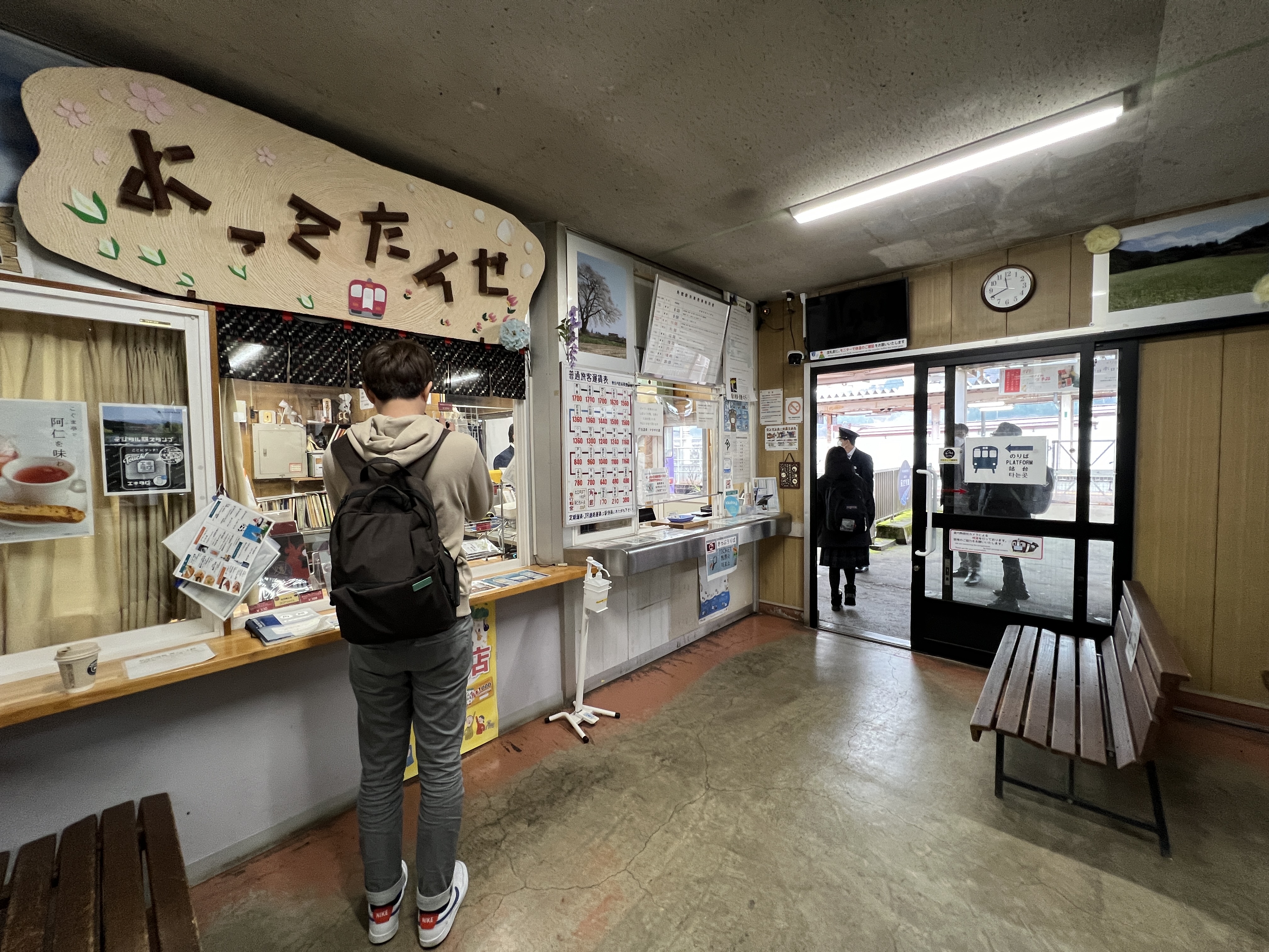 秋田內陸線的專屬車站,氛圍相當古樸。