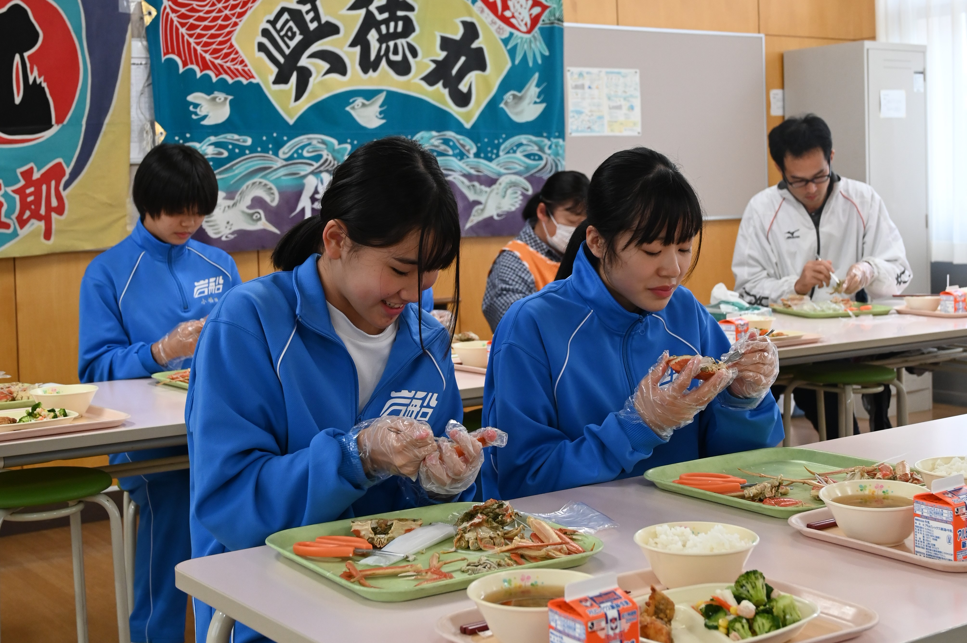 學生們每人分到一隻完整的松葉蟹，吃的津津有味。（翻攝自X@murakami_city）