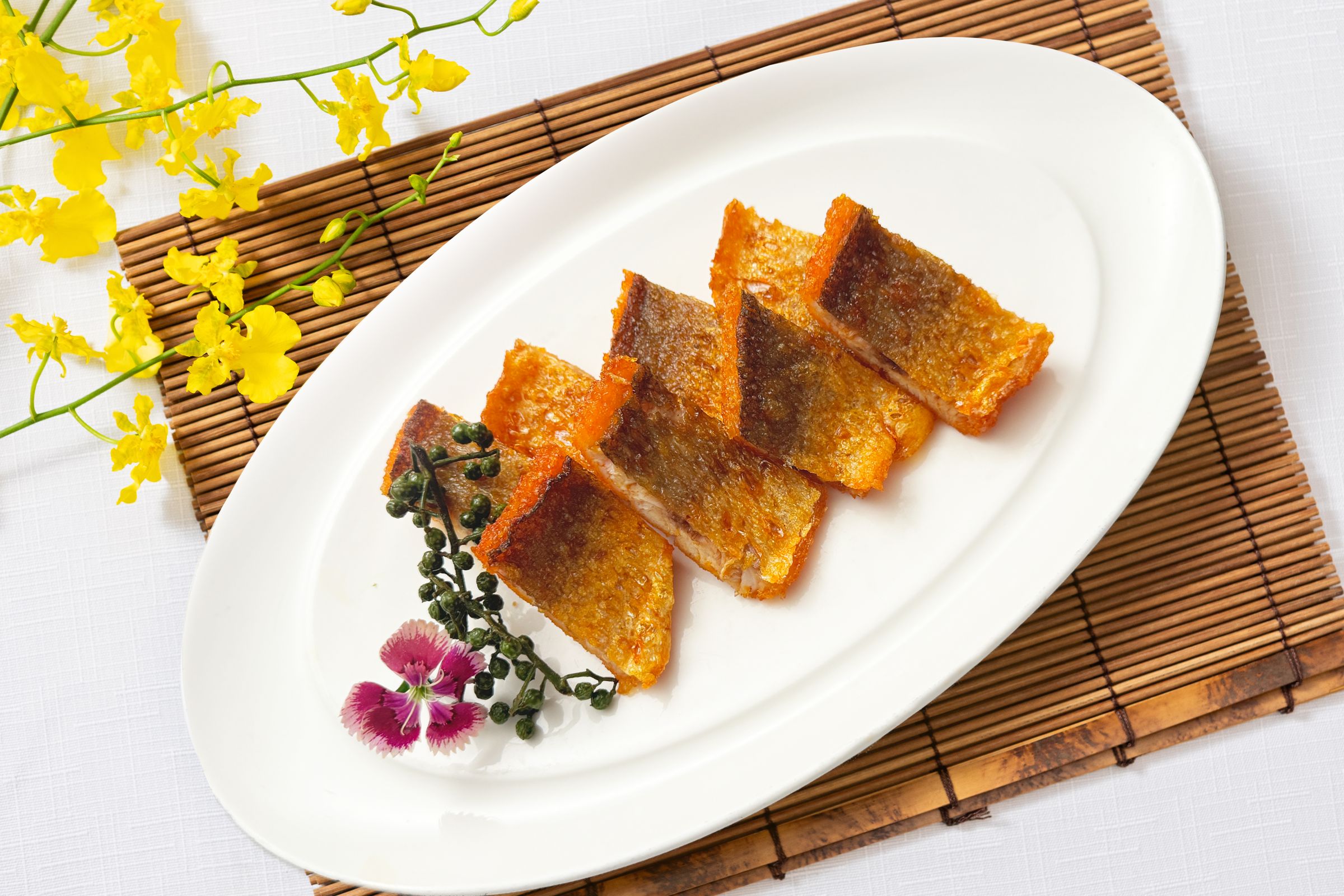 「藤椒酥魚」以台灣午仔魚炸至金黃輕脆,浸入特調藤椒辣汁,麻香酸潤層次分明。