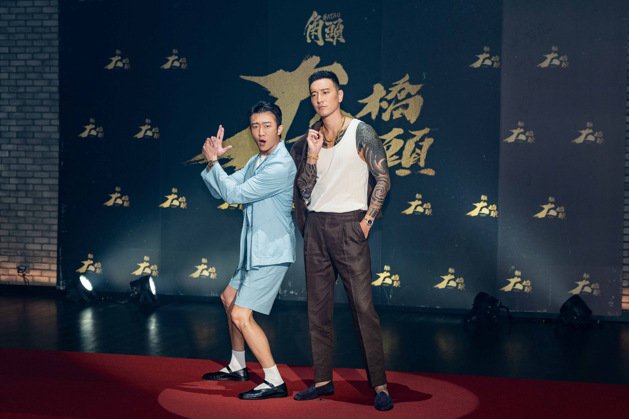 王陽明(右)秀出包手刺青被直播觀眾狂讚帥出新高到,張懷秋(右)則刻意搞笑。(曼尼娛樂提供)