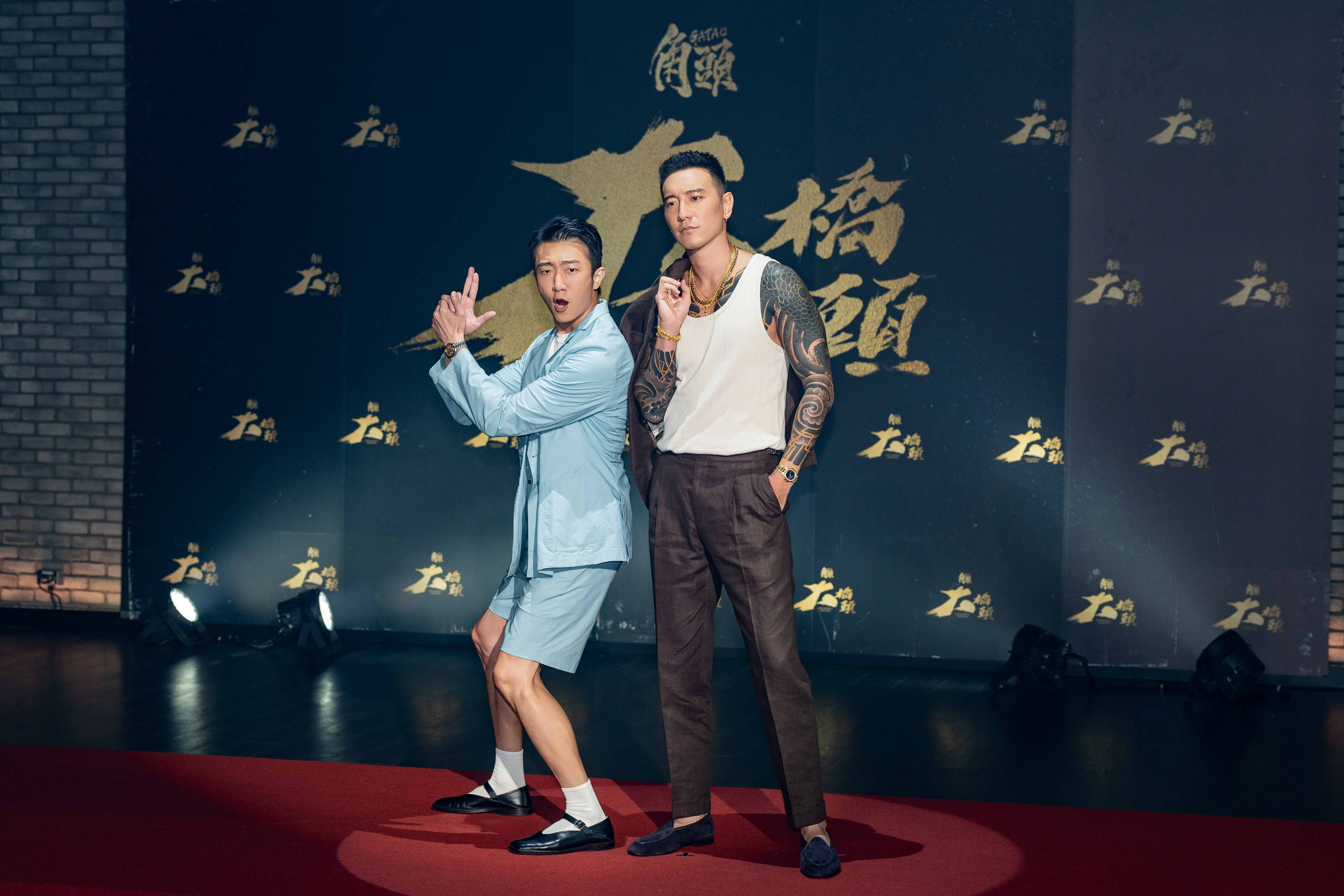 王陽明（右）秀出包手刺青被直播觀眾狂讚帥出新高到，張懷秋（右）則刻意搞笑。（曼尼娛樂提供）