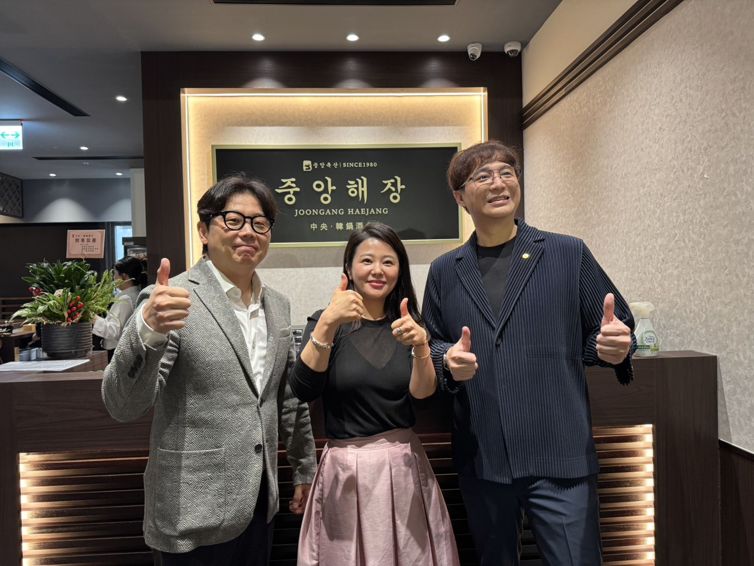 築間以代理模式引進韓國45年老字號「中央韓鍋酒舍」,首店進駐台北信義區。築間董事長林楷傑(右)透露,花3年時間接觸,才靠誠意打動對方。(築間提供)