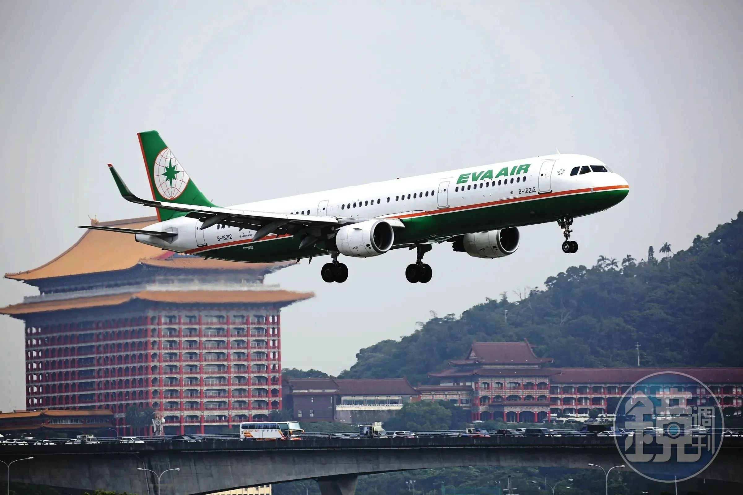 長榮航空爆出空服員病逝消息,引爆輿論討論。(本刊資料照)