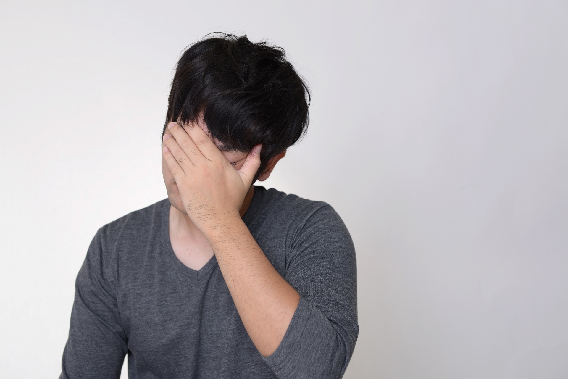 女友開心宣布懷孕，讓被醫生判定不孕的男子又尷尬又難過，不知道該怎麼跟對方說。 （示意圖 photoAC）