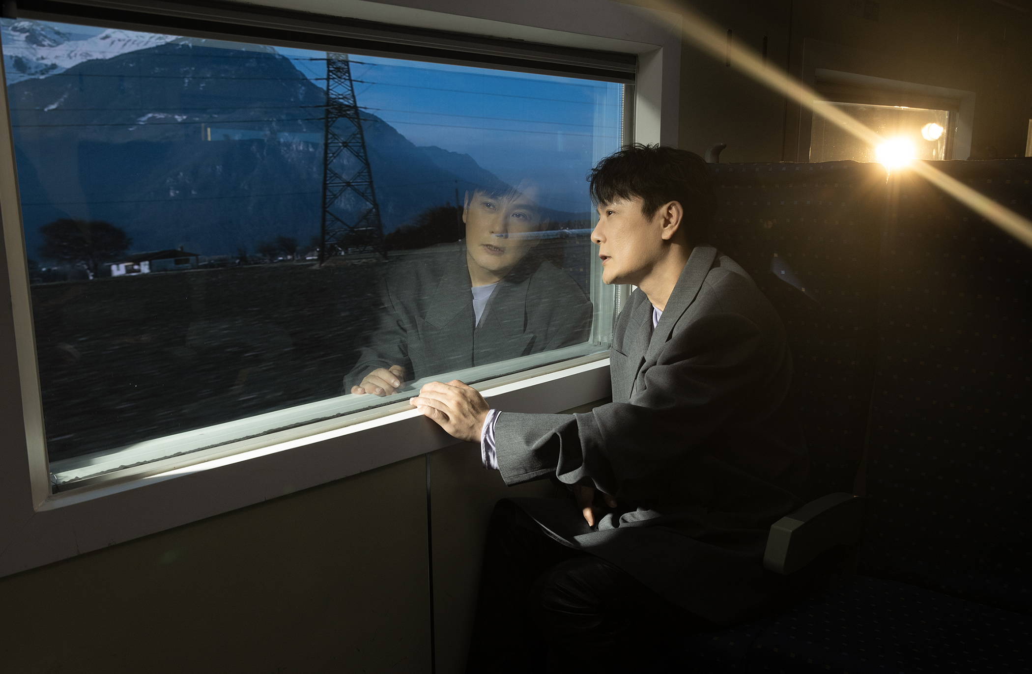 張信哲《皺紋寫字》MV取景雲林斗六，畫面以嘉南平原、鐵道與西螺大橋串連記憶與母愛。（潮水音樂提供）