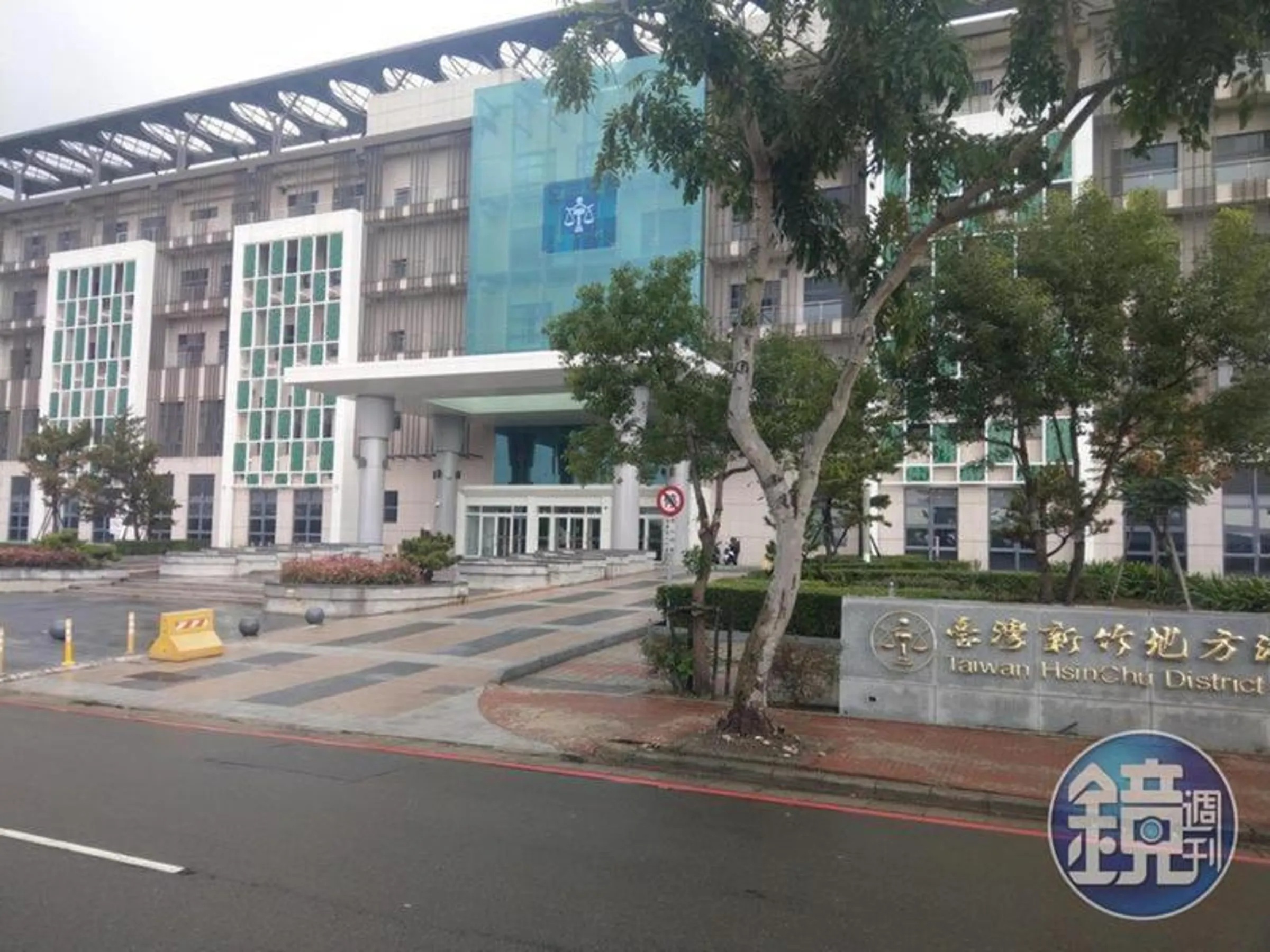 一名律師事務所開除法務助理挨告,該助理蒐集LINE對話紀錄加上寄發存證信函,扳倒大律師獲法官判決復職並補足開除期間的薪資,圖為新竹地院外觀。(本刊資料照)
